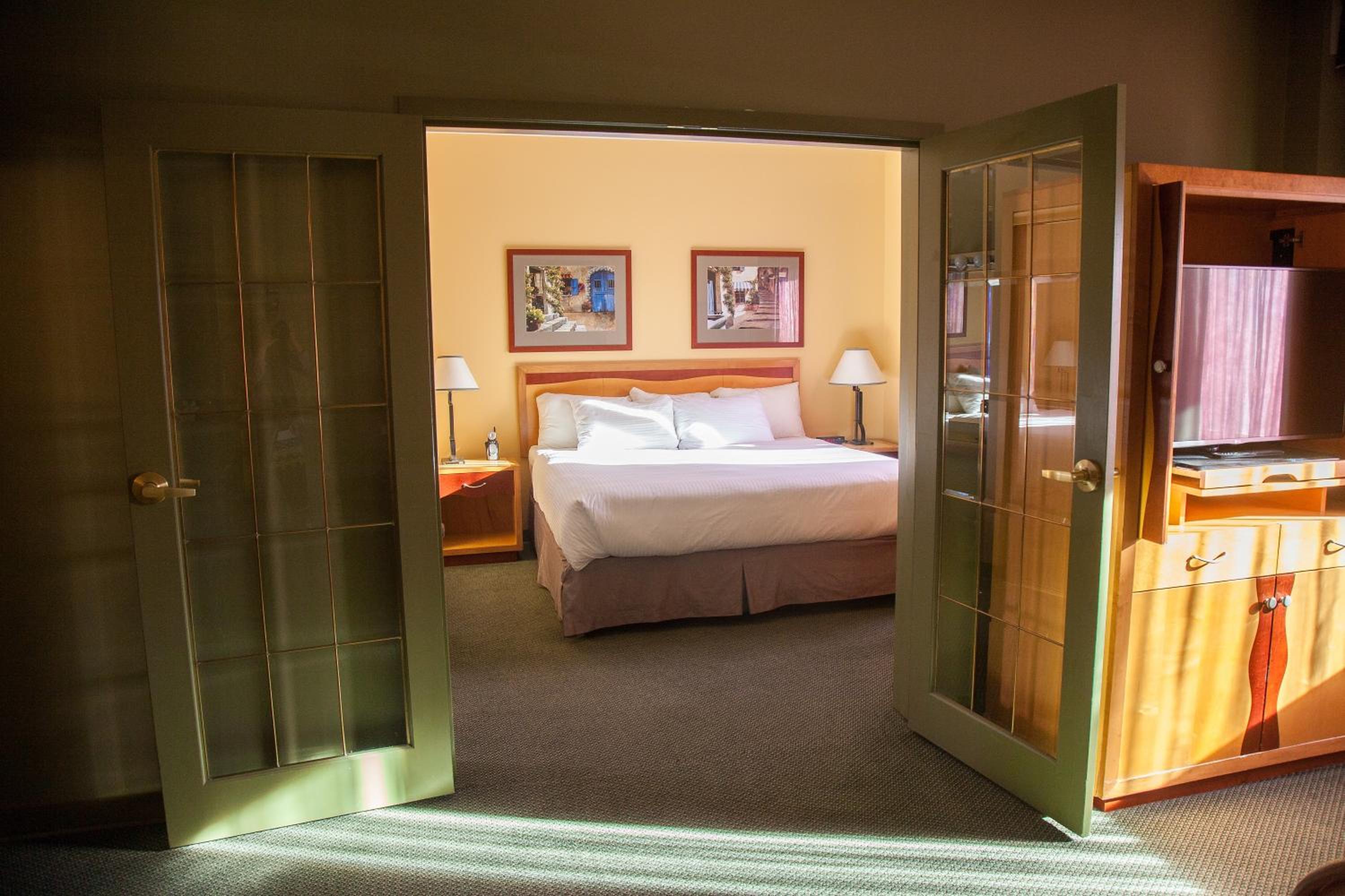 One-Bedroom King Suite - Non-Smoking - Photo 3