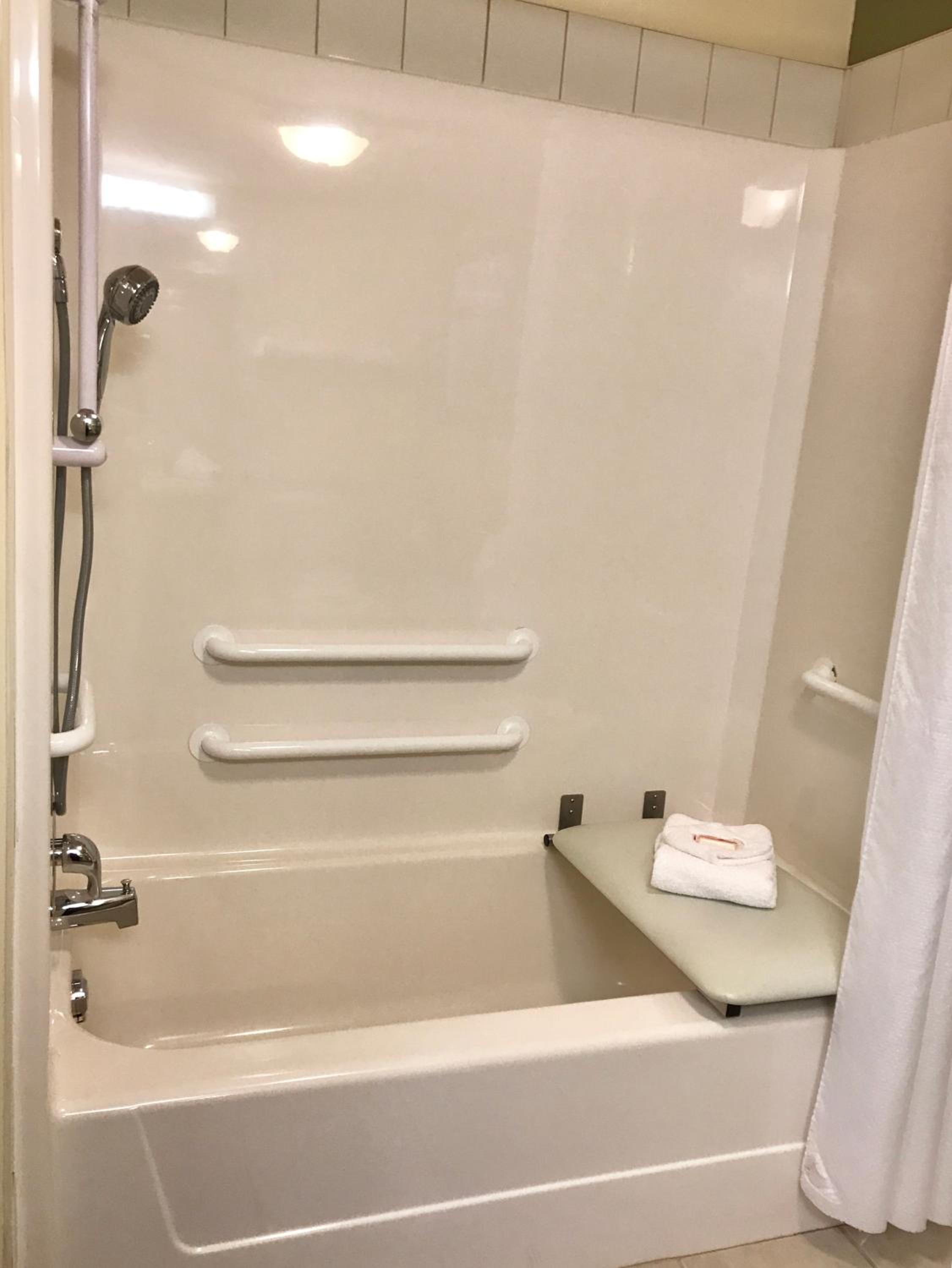 Queen Room - Disability Access - Photo 2