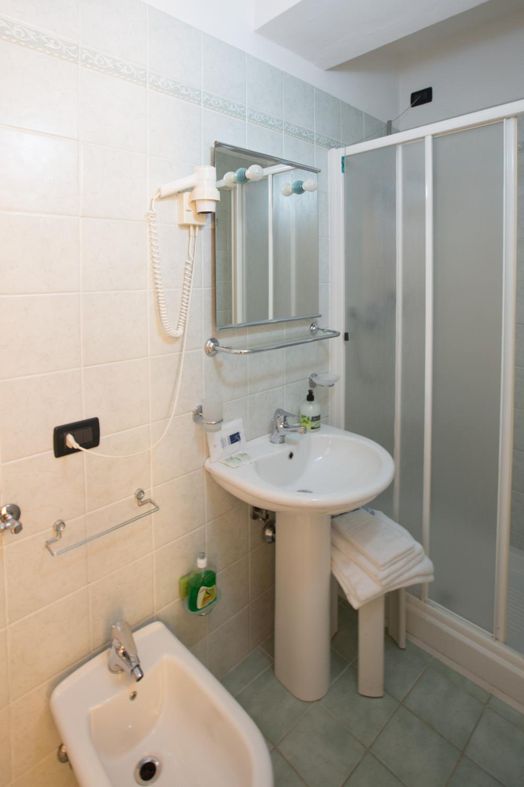 Double or Twin Room - Photo 5