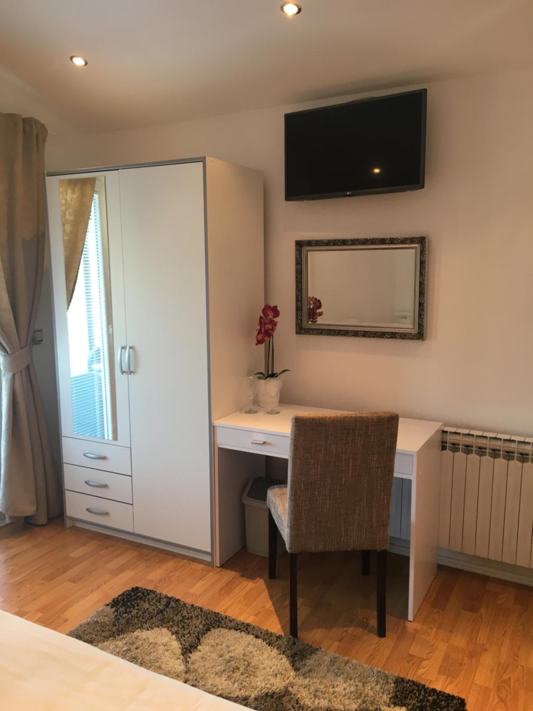 Double Room - Photo 31
