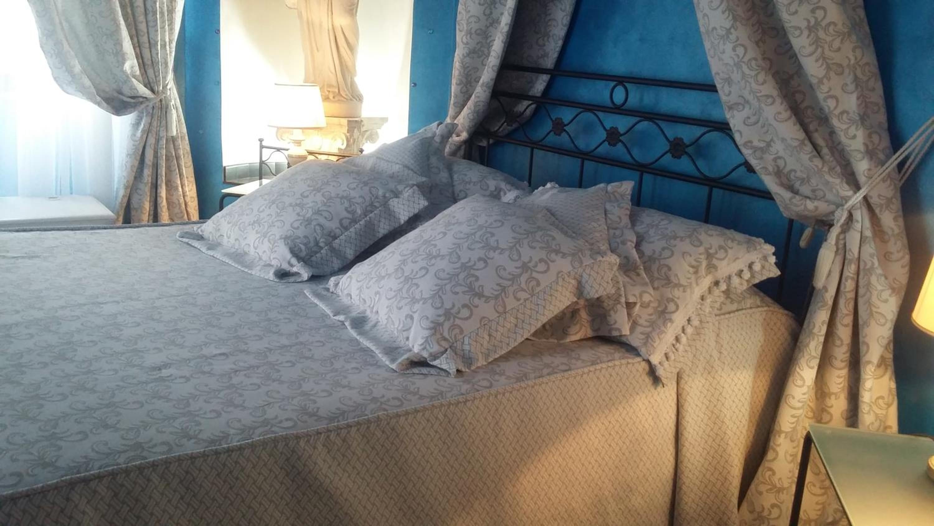 Queen Room with Garden View - Photo 5