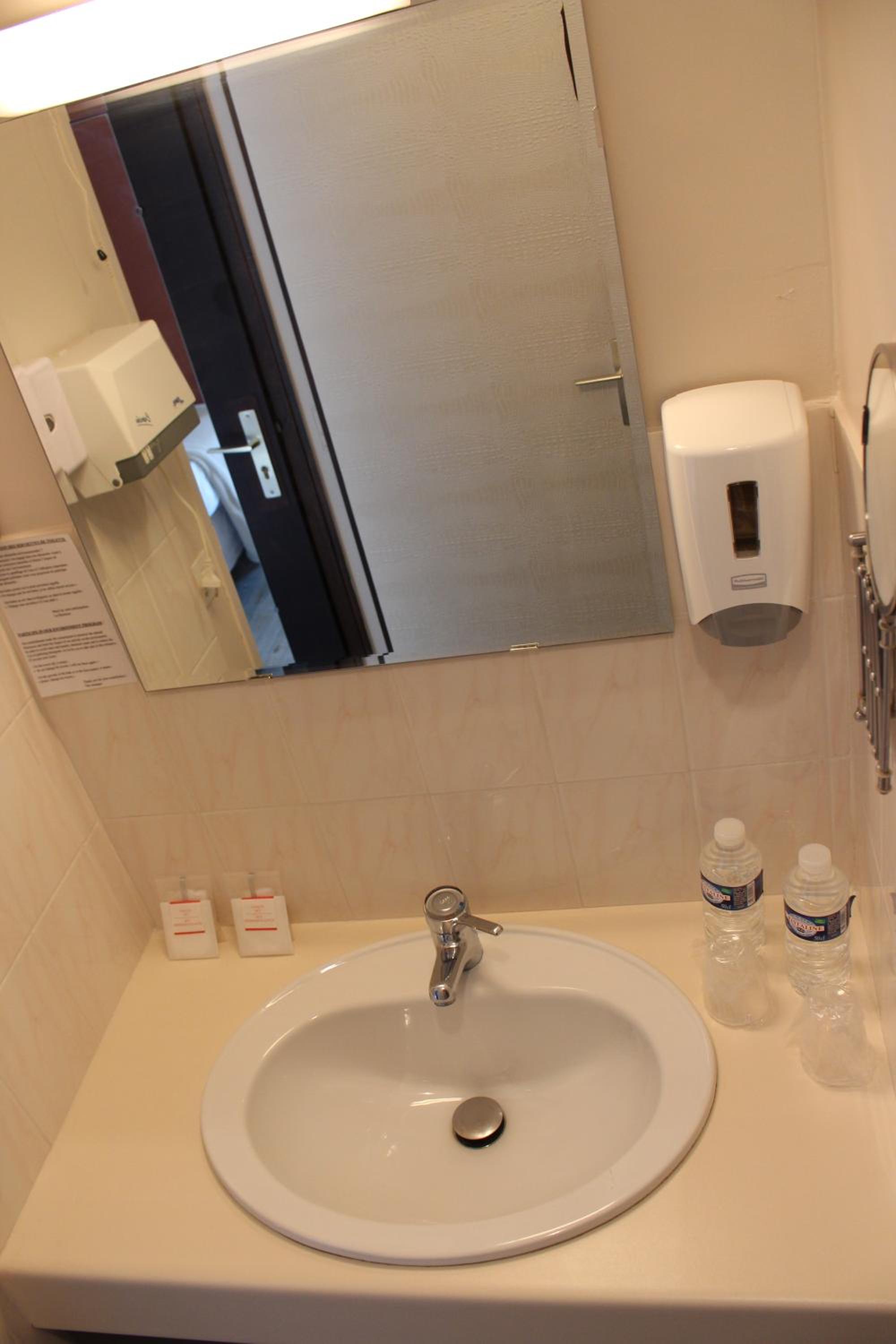 Triple Room - 1st Floor - Photo 8