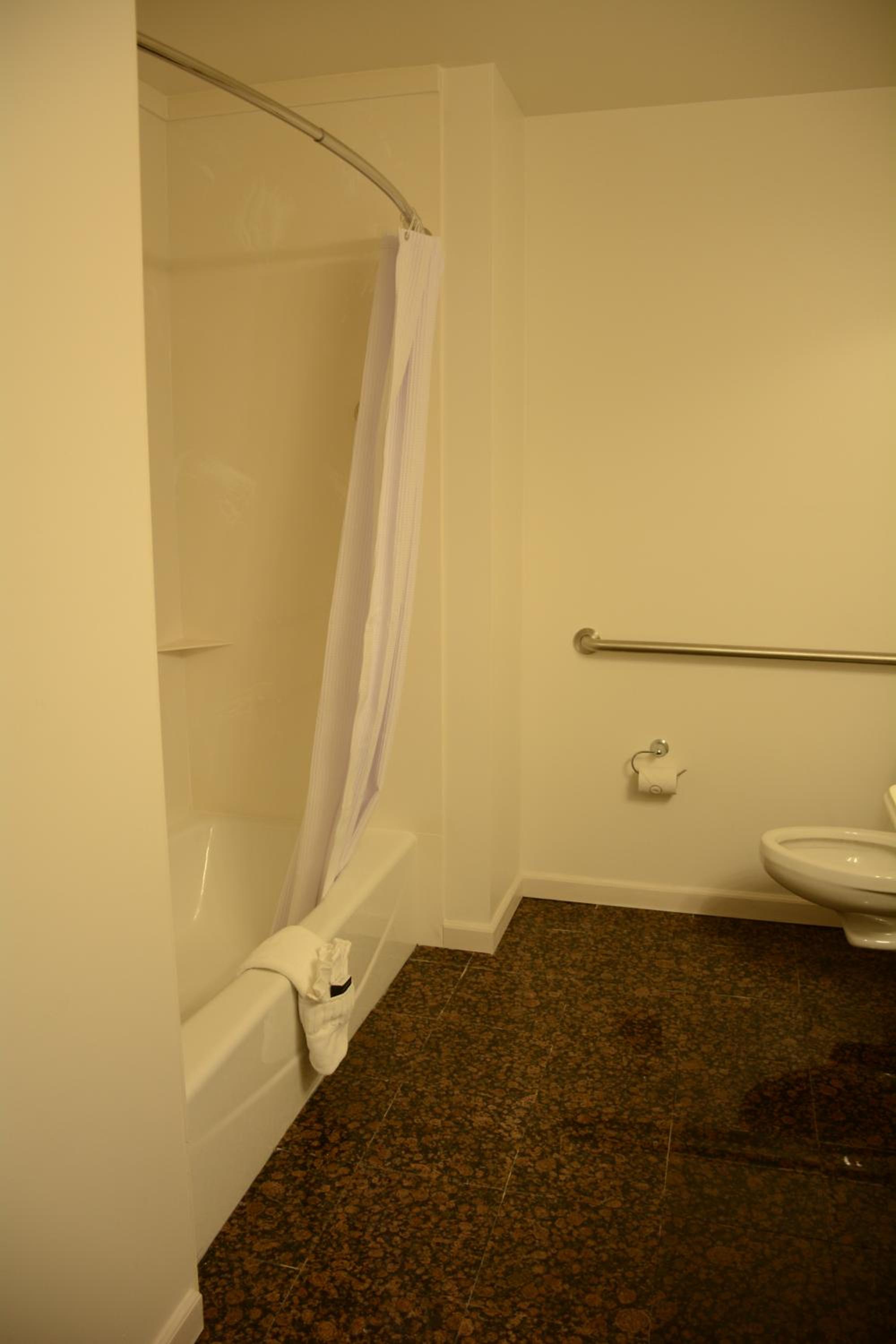 Queen Room - Disability Access photo 2