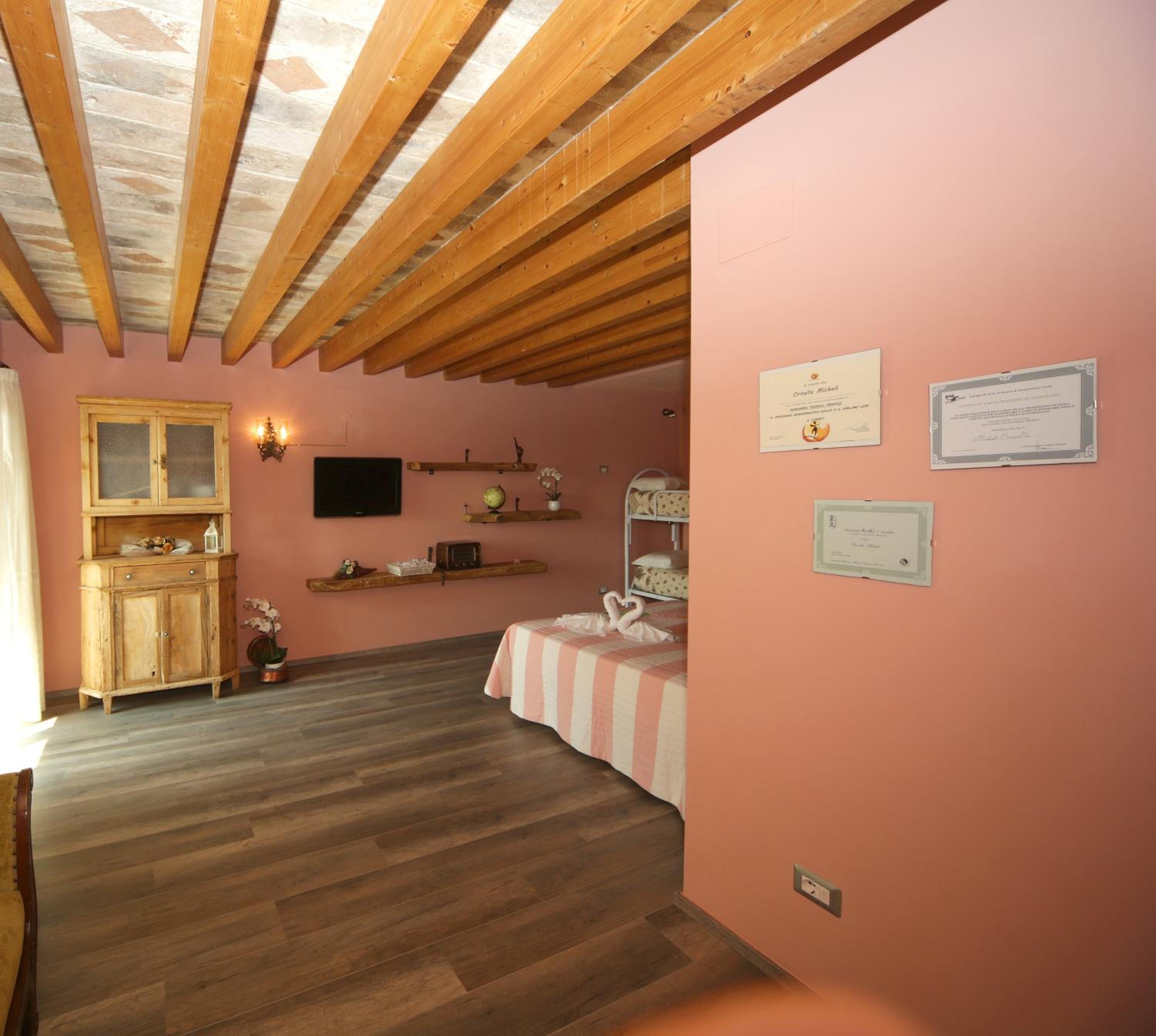 One-Bedroom Apartment - Photo 1