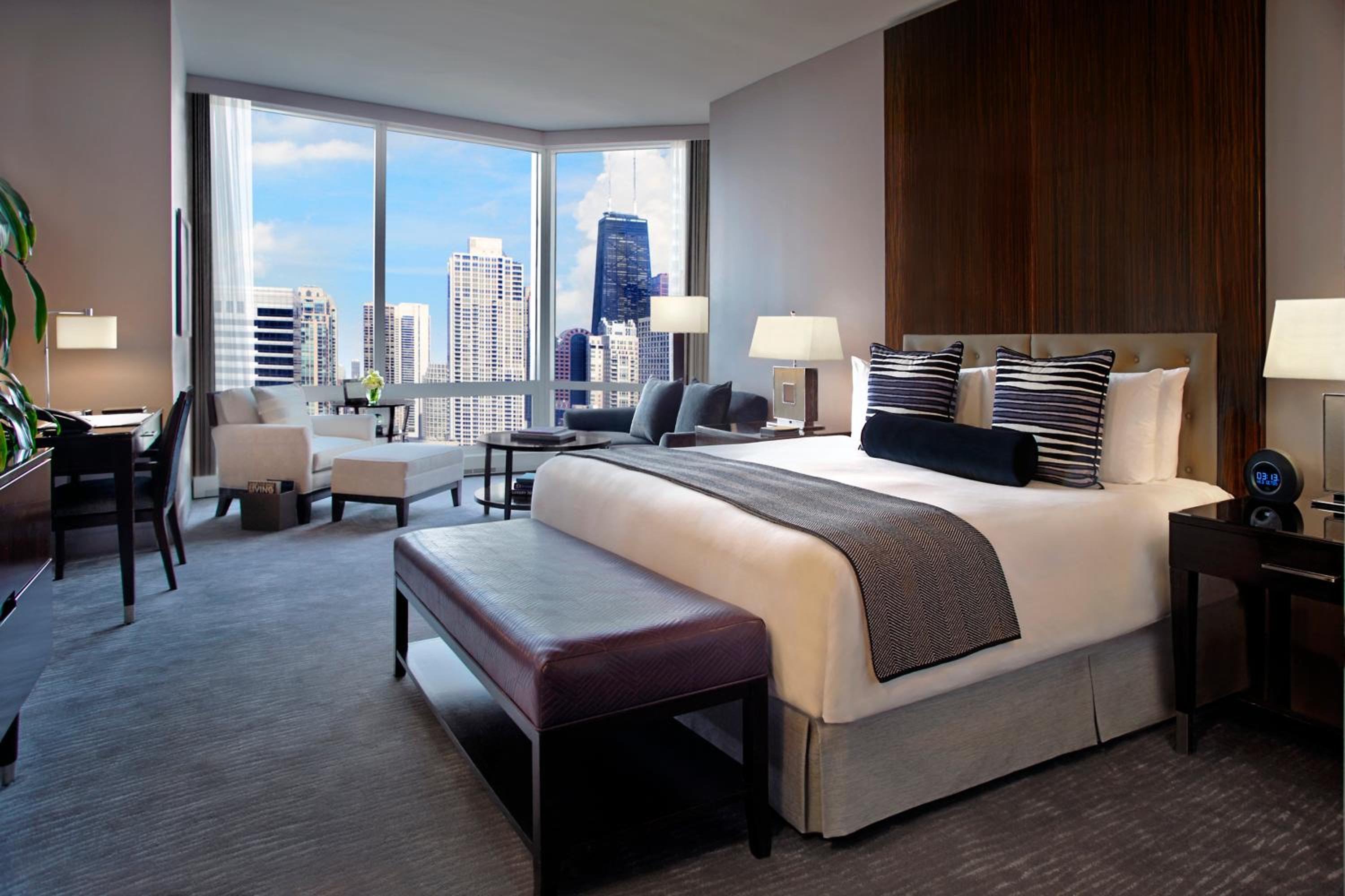 Deluxe King Room with City View - Photo 2