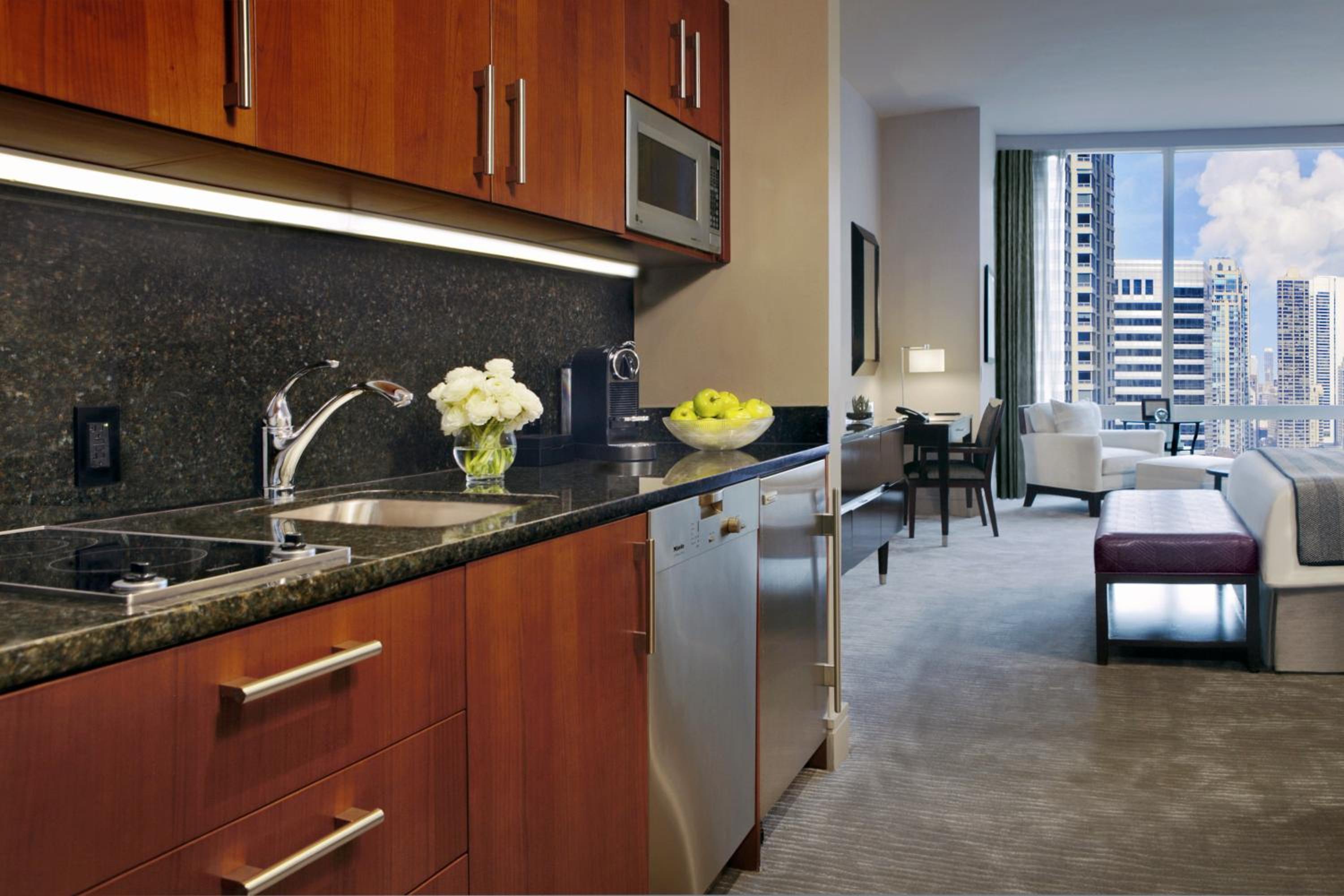 Deluxe King Room with City View - Photo 3