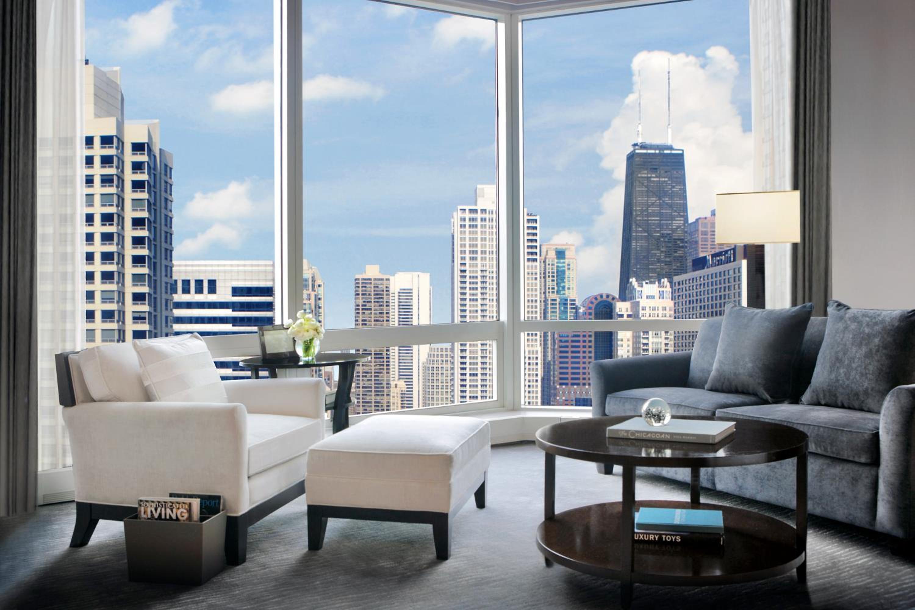Deluxe King Room with City View - Photo 4