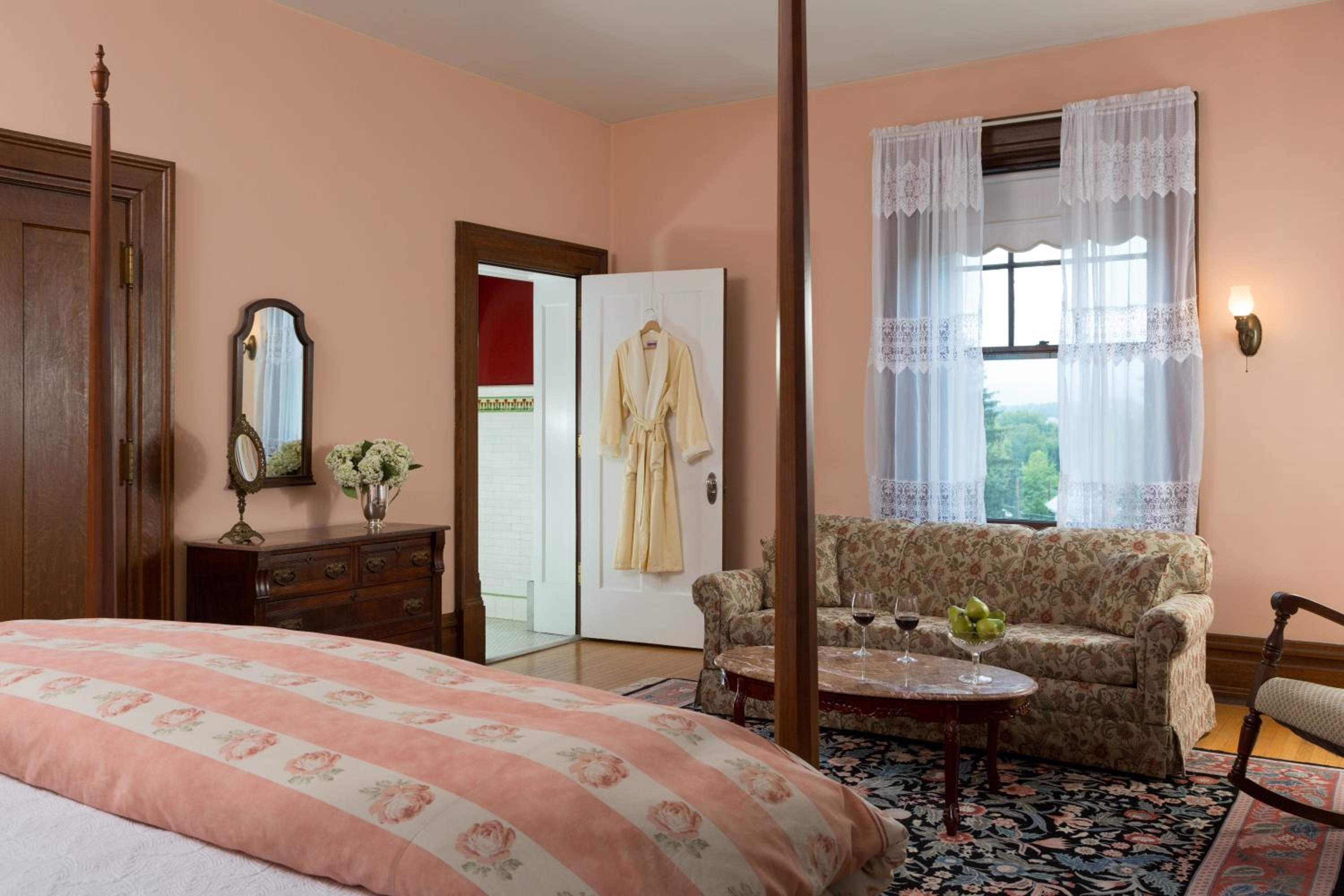 King Suite with Spa Bath photo 3