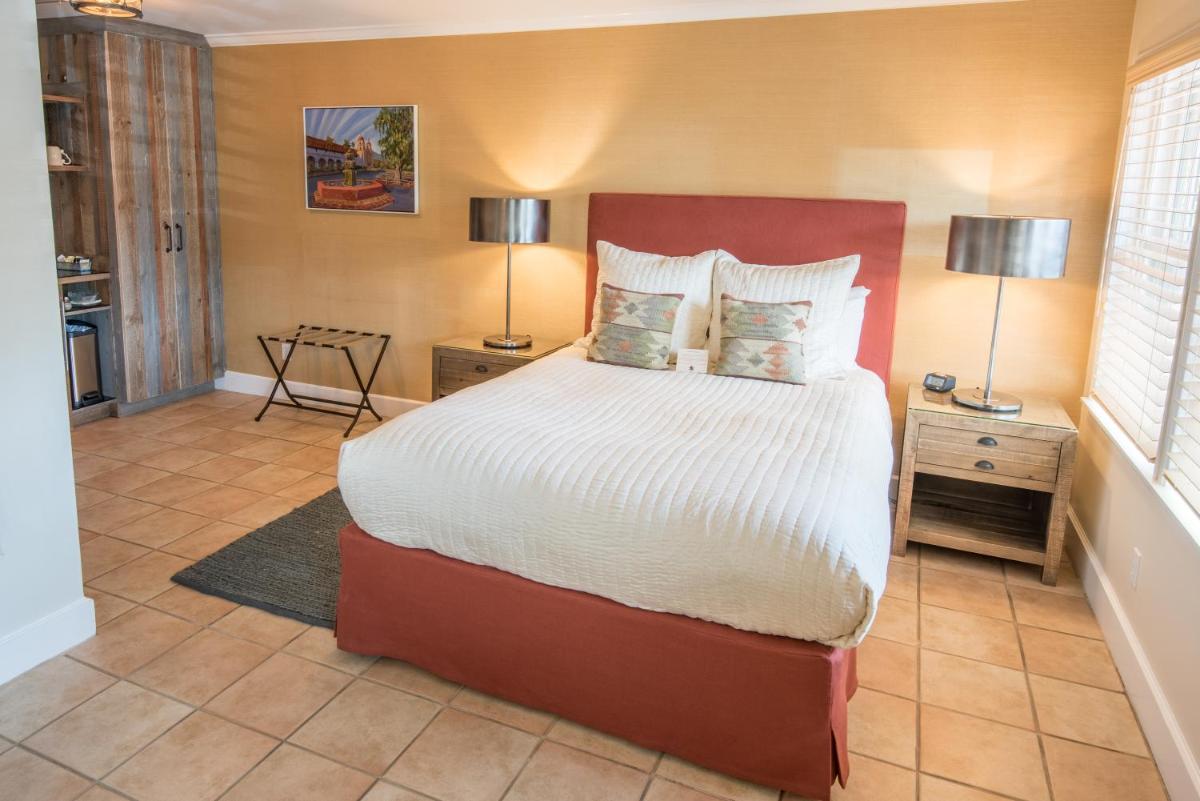 Deluxe Queen Room - Six - Photo 2