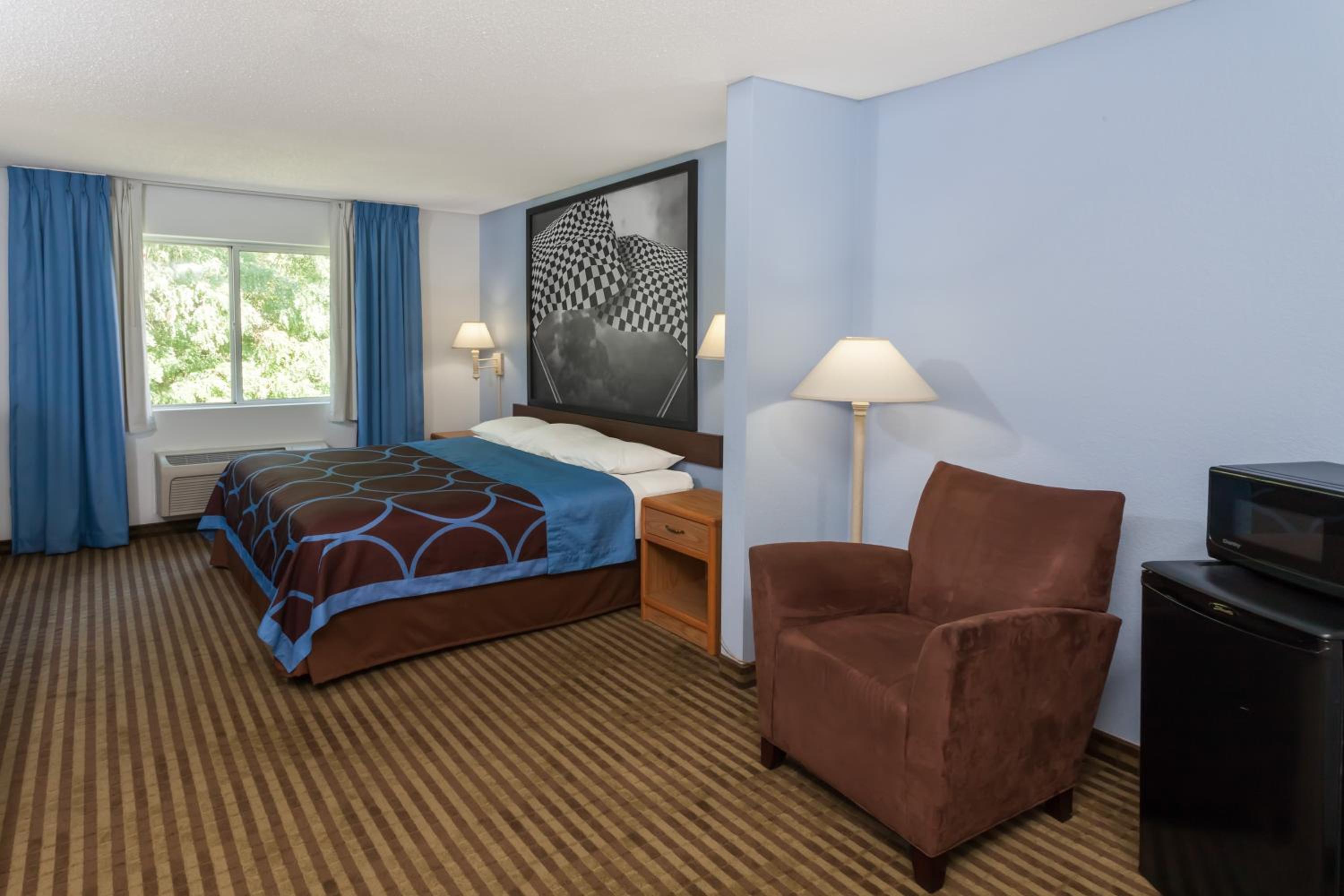 King Room - Non-Smoking - Photo 1