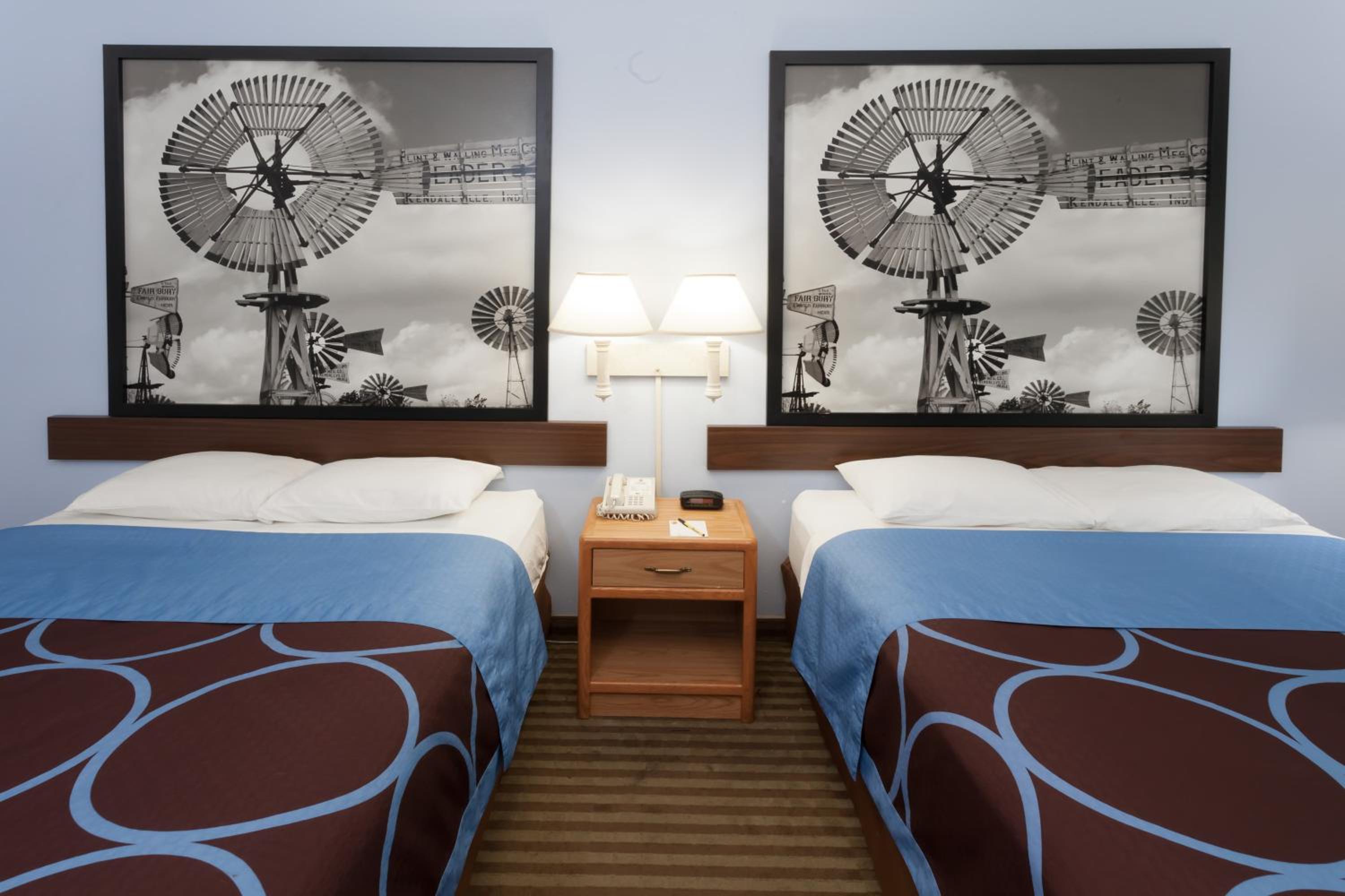 Queen Room with Two Queen Beds - Non-Smoking - Photo 5