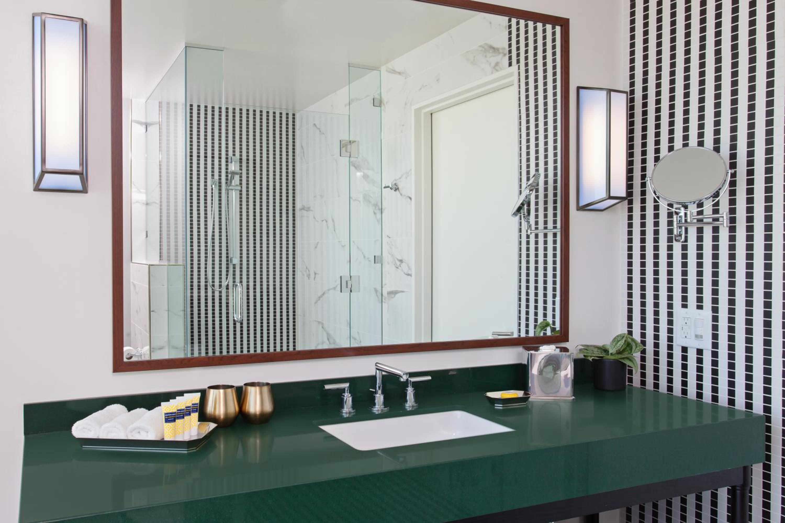 Standard Queen Room with Two Queen Beds and Roll-In Shower - Mobility Access
