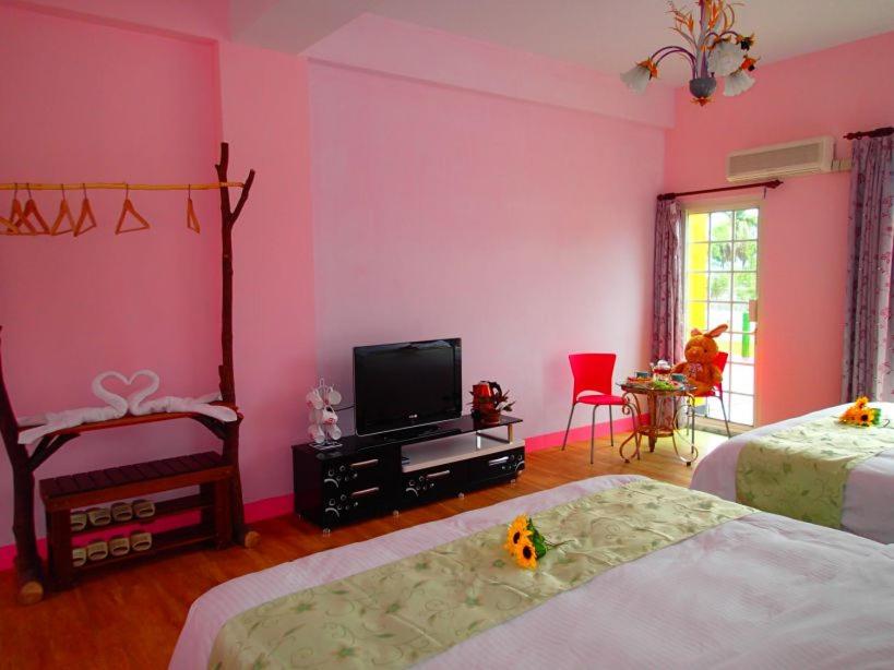 Queen Room with Two Queen Beds photo 1