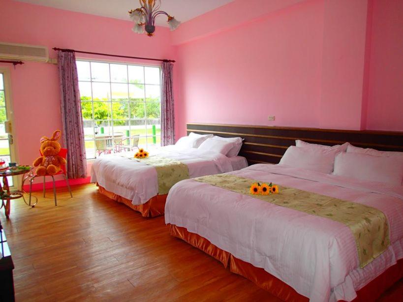 Queen Room with Two Queen Beds photo 2