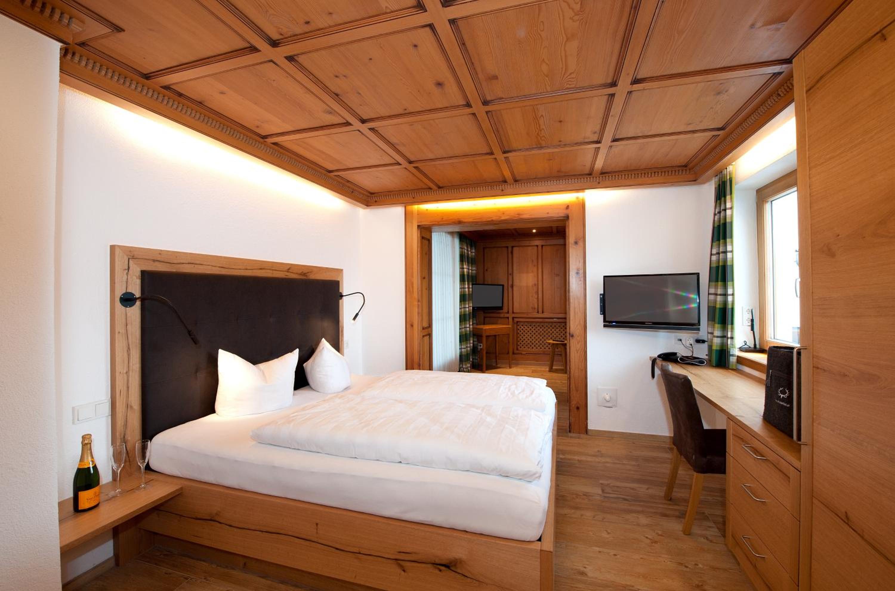 Deluxe Double Room (2 Adults + 1 Child)