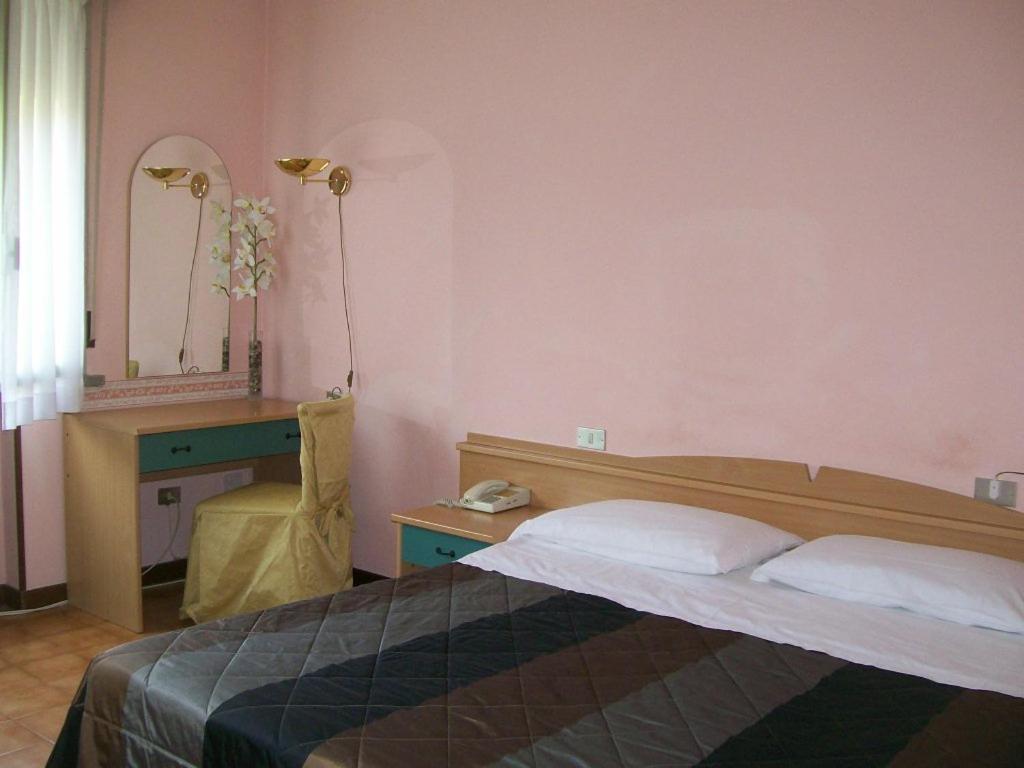 Economy Double or Twin Room photo 2