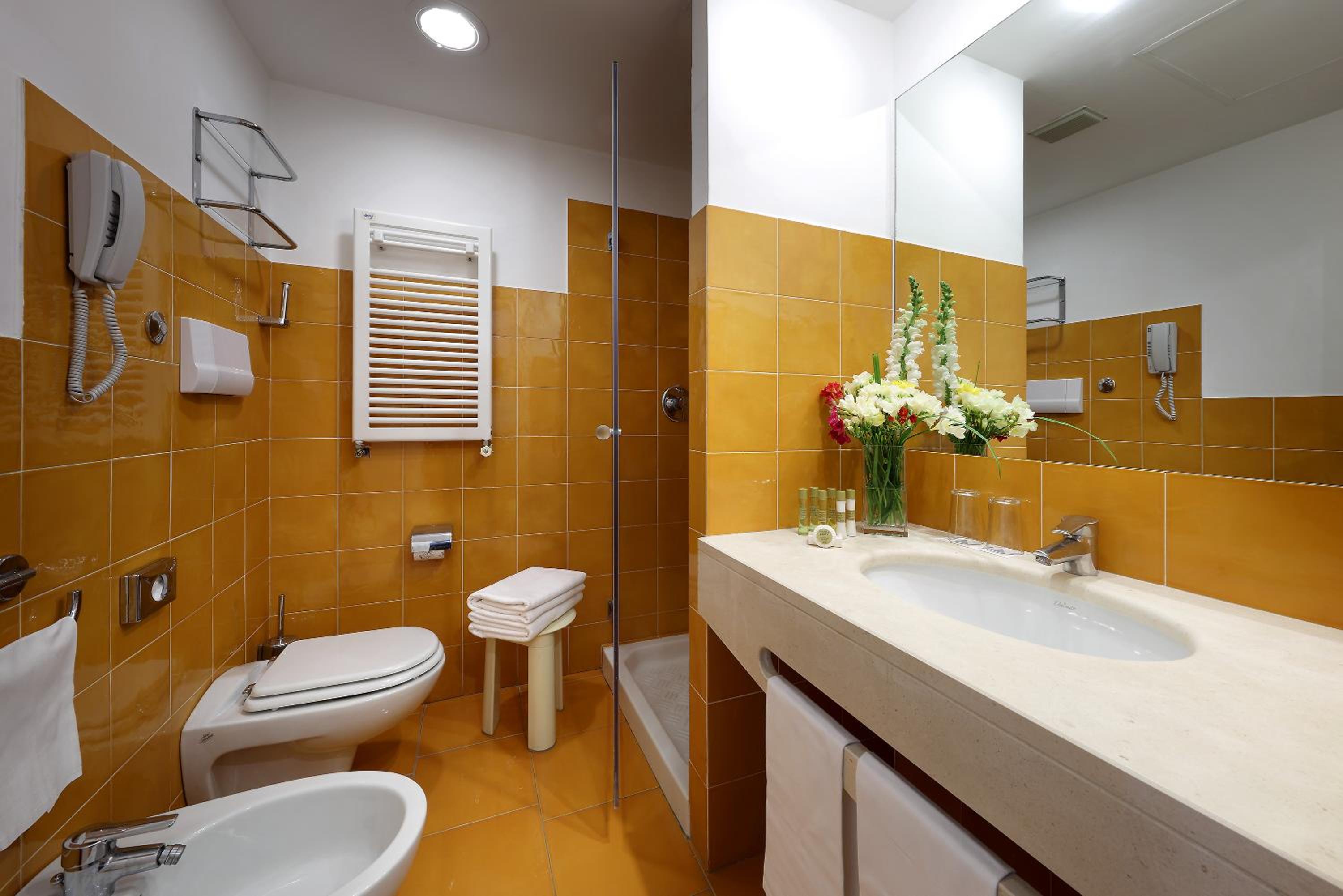 Double or Twin Room with Side Sea View - Photo 2