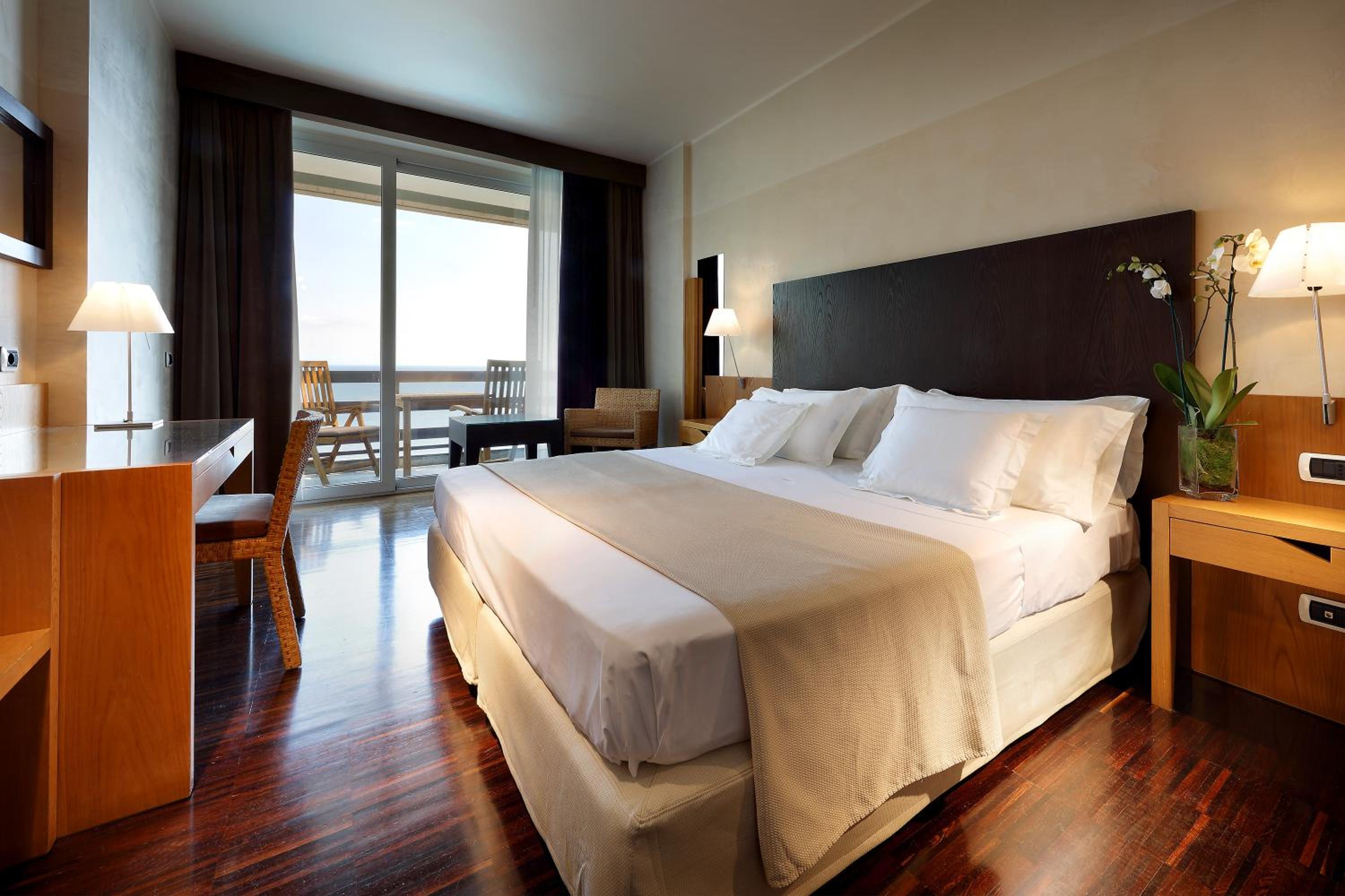 Double or Twin Room with Side Sea View - Photo 1