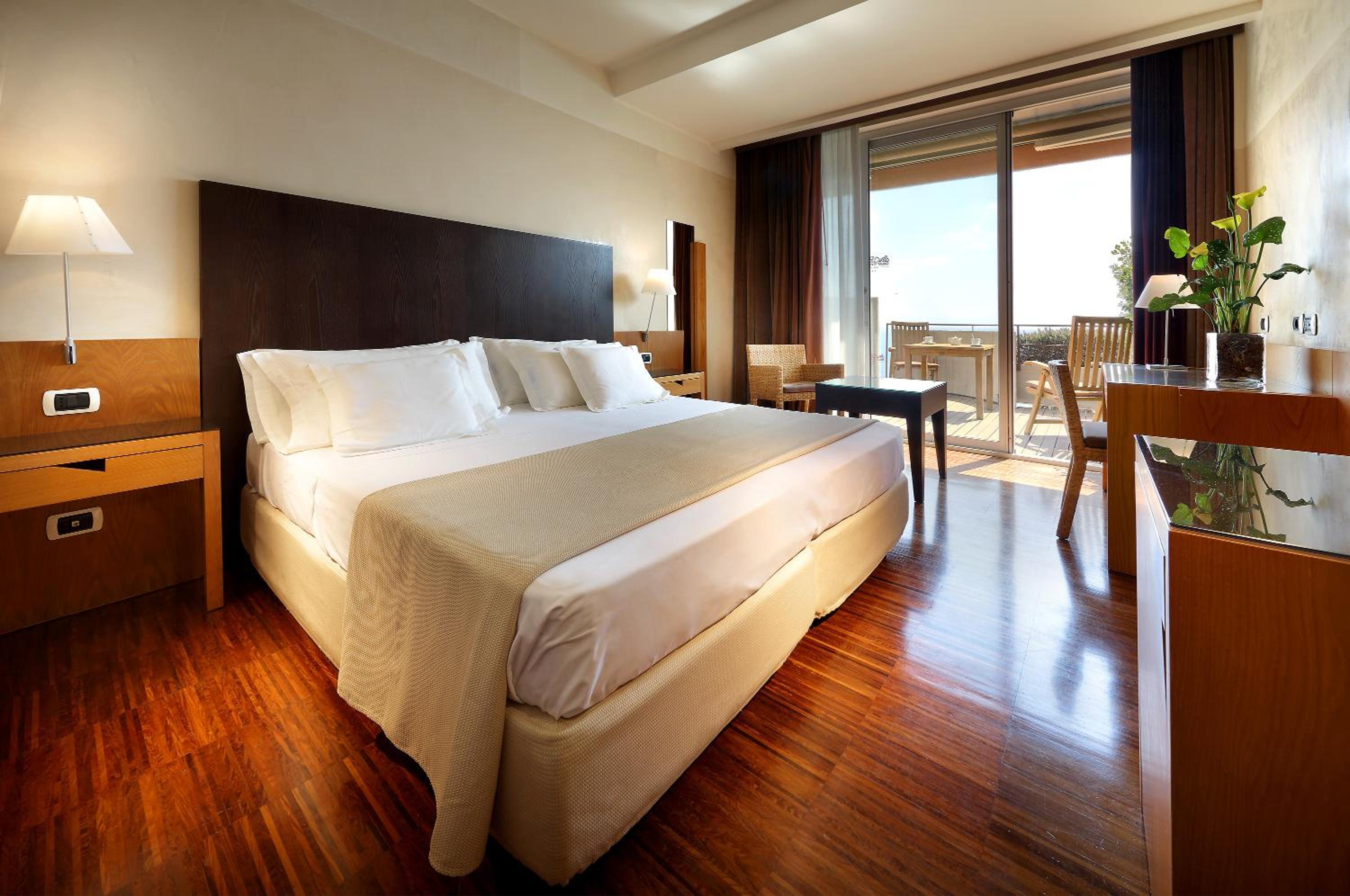 Double Room with Balcony and Partial Sea View - Photo 1