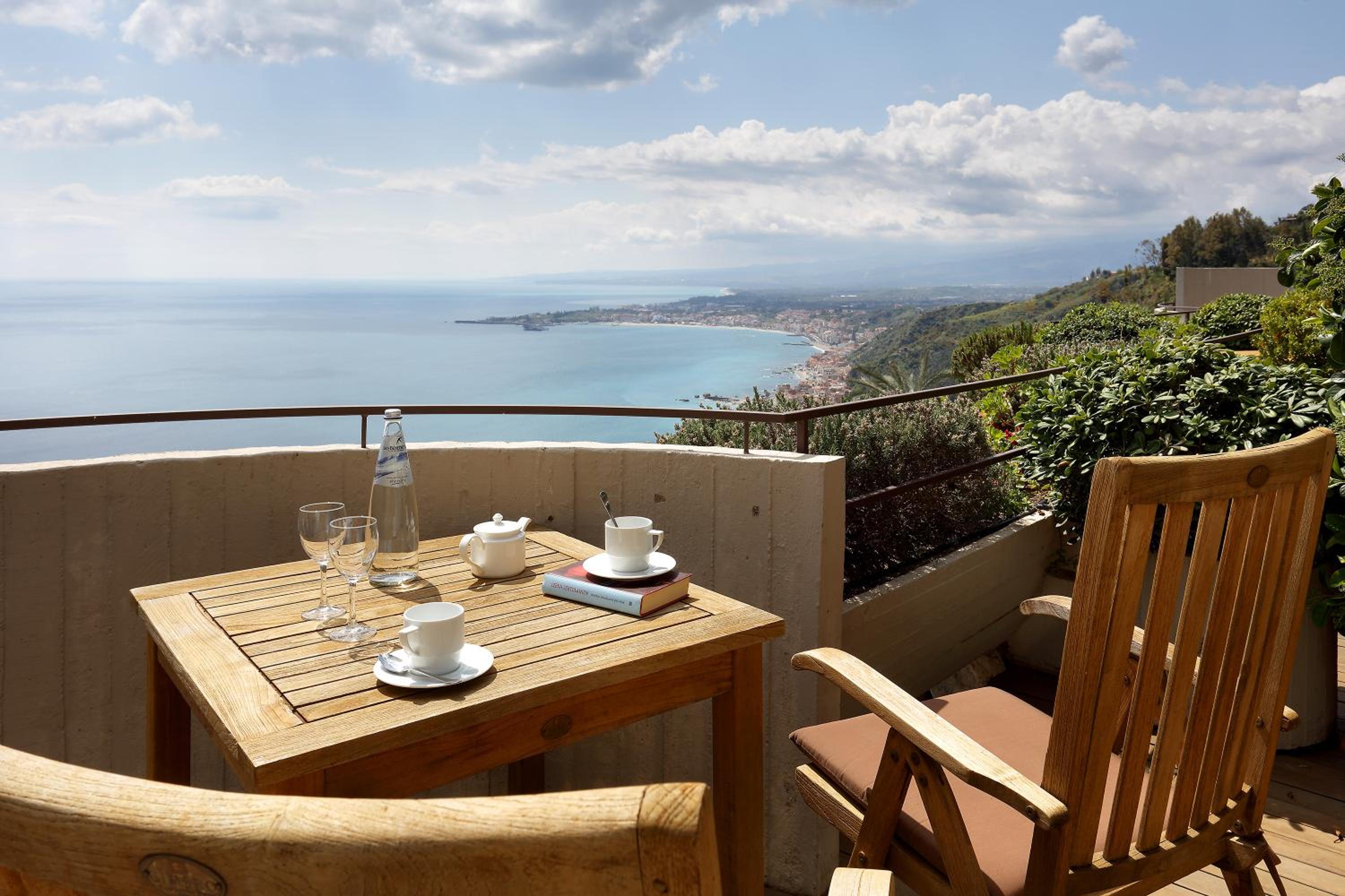 Double or Twin Room Superior with Balcony and Premium Sea View - Photo 2