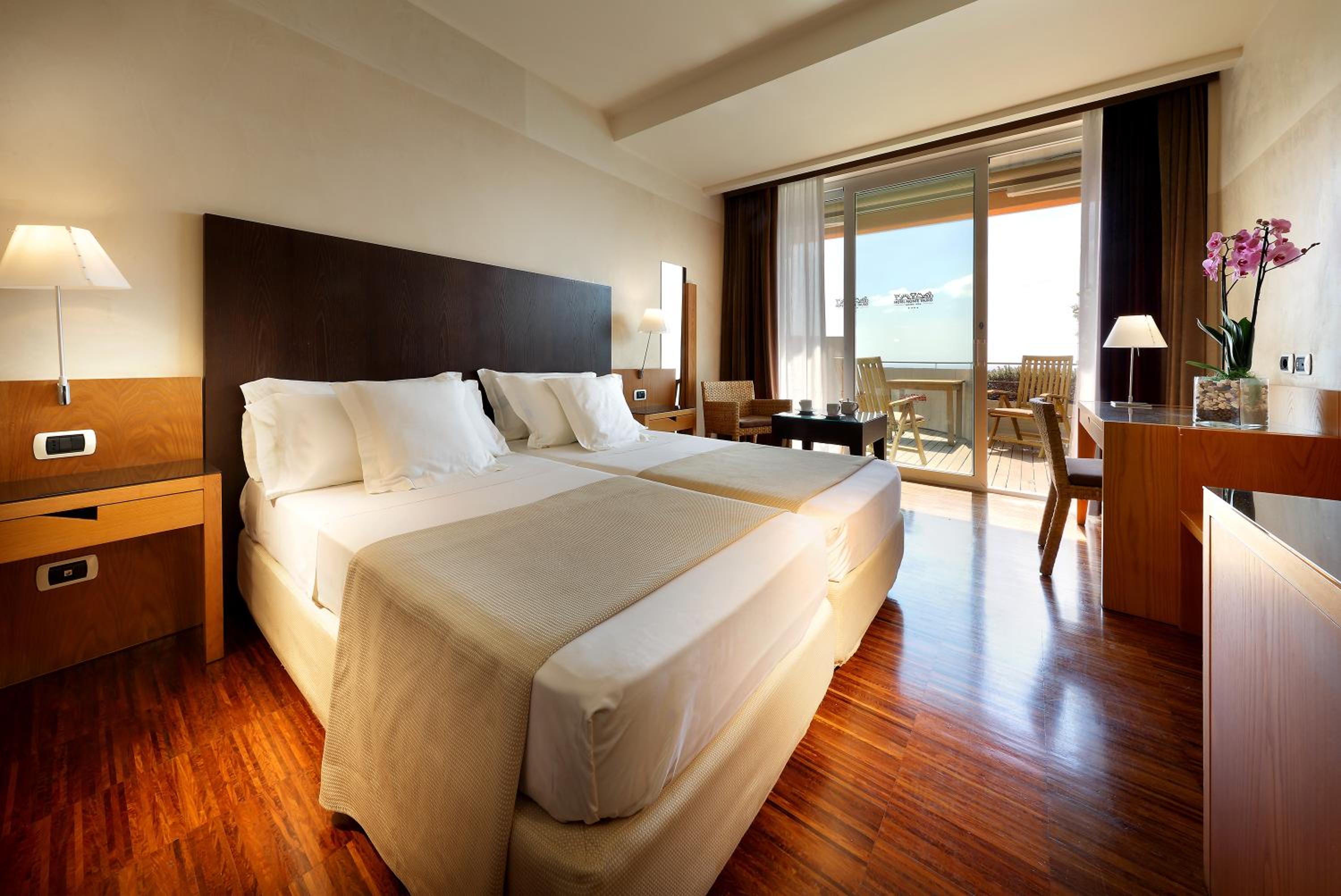 Double or Twin Room Superior with Balcony and Premium Sea View - Photo 1