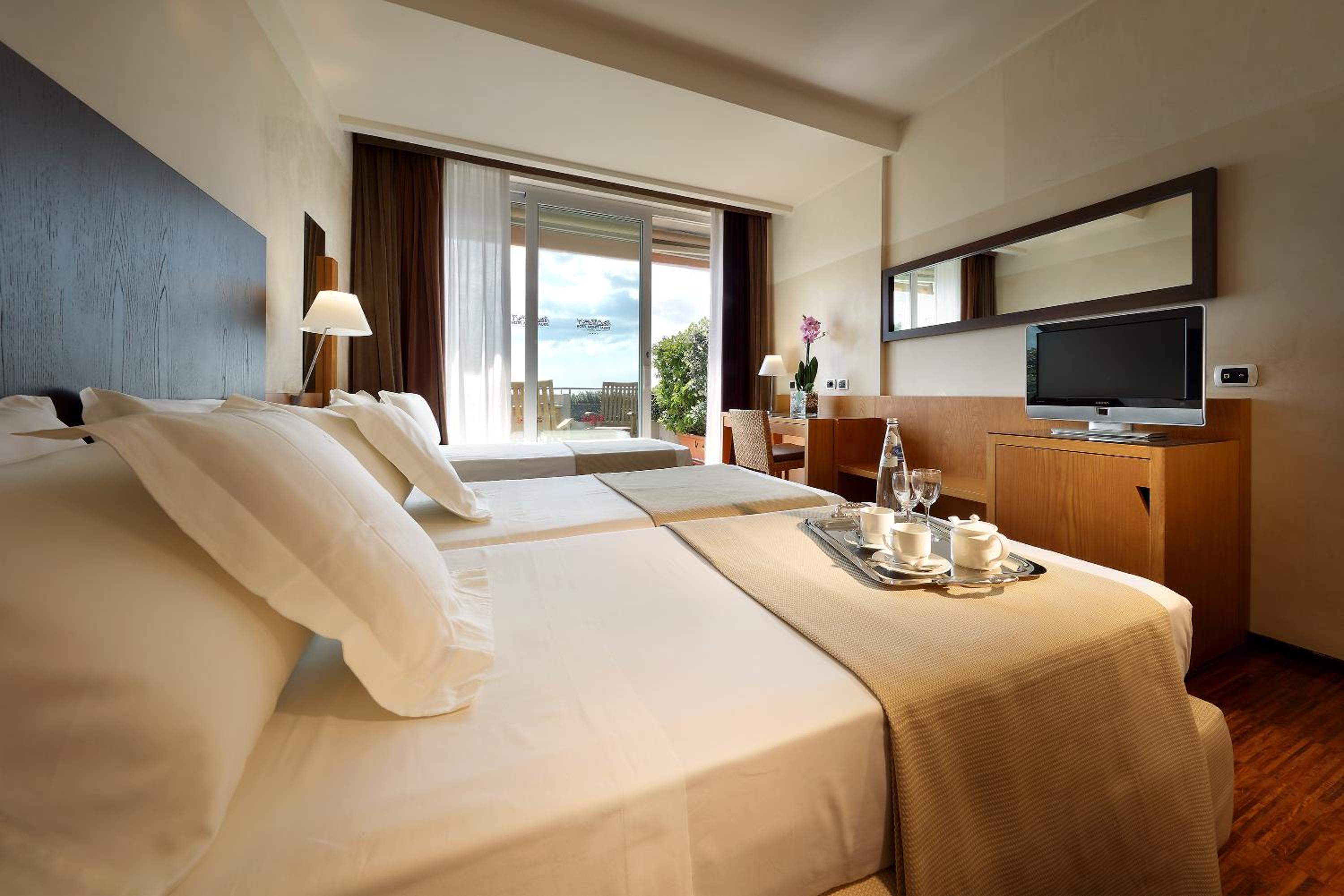 Double Room with Balcony and Partial Sea View - Photo 2