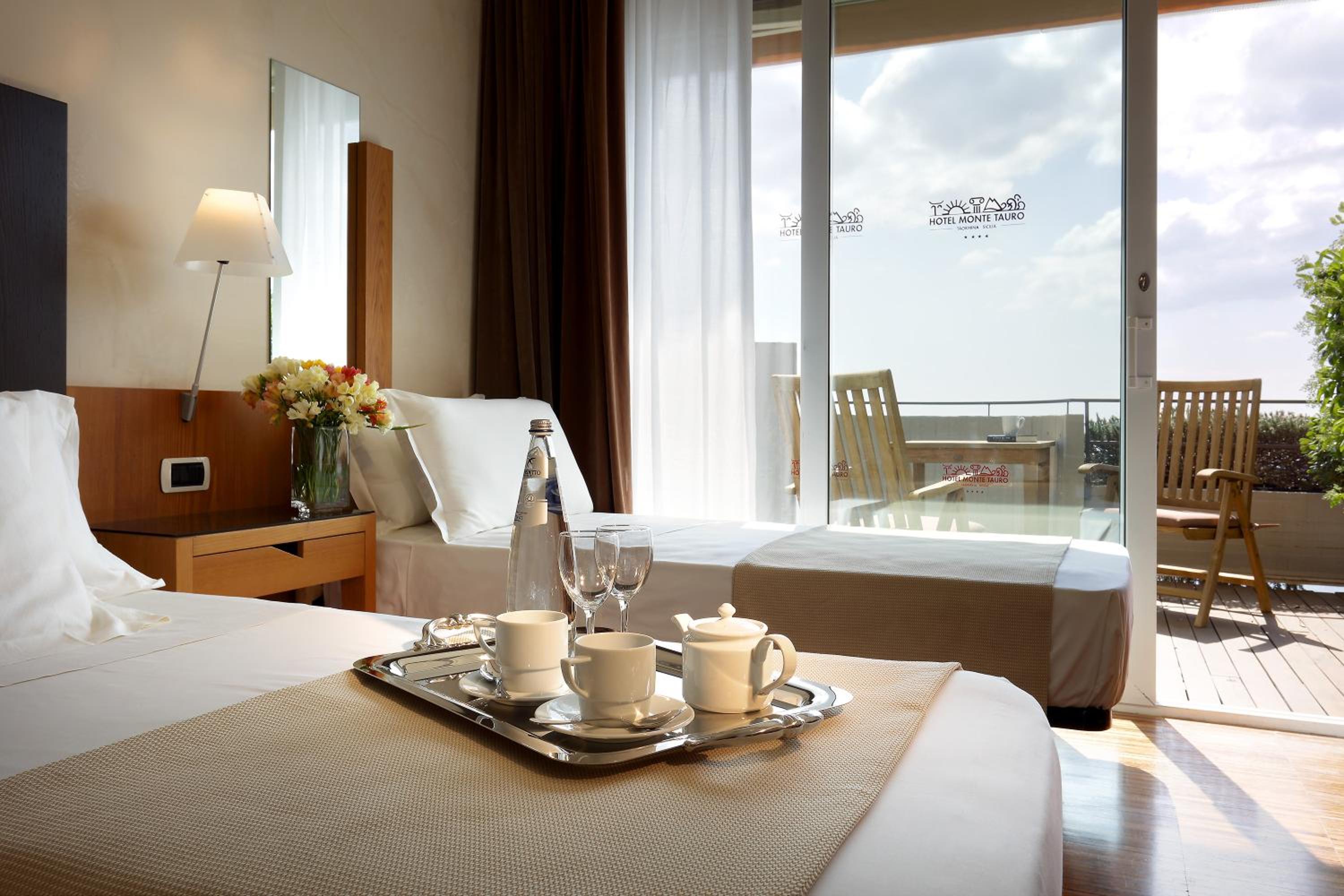 Double or Twin Room with Balcony and Sea View and Extra Bed - Photo 4