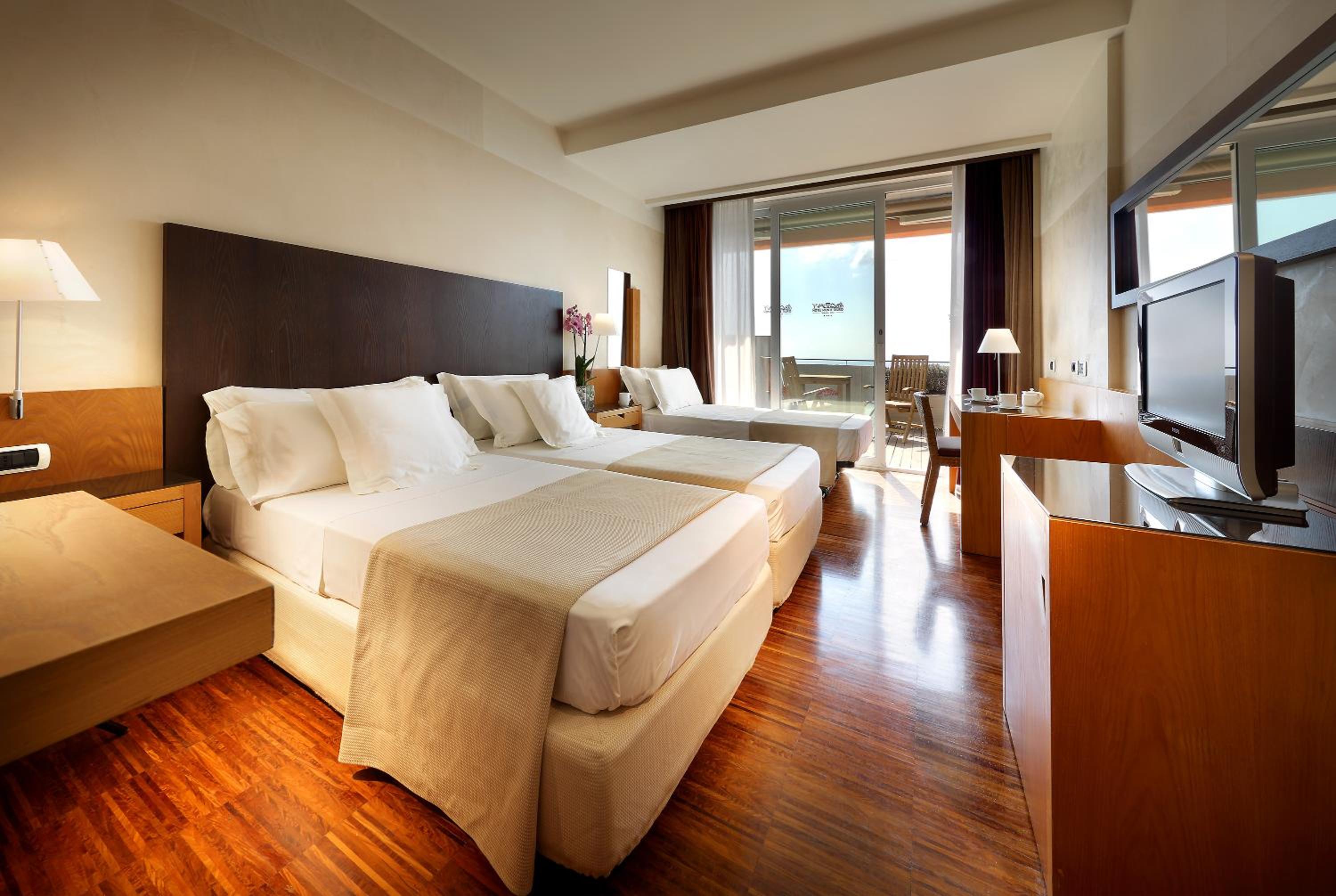 Double or Twin Room with Balcony and Sea View and Extra Bed - Photo 1