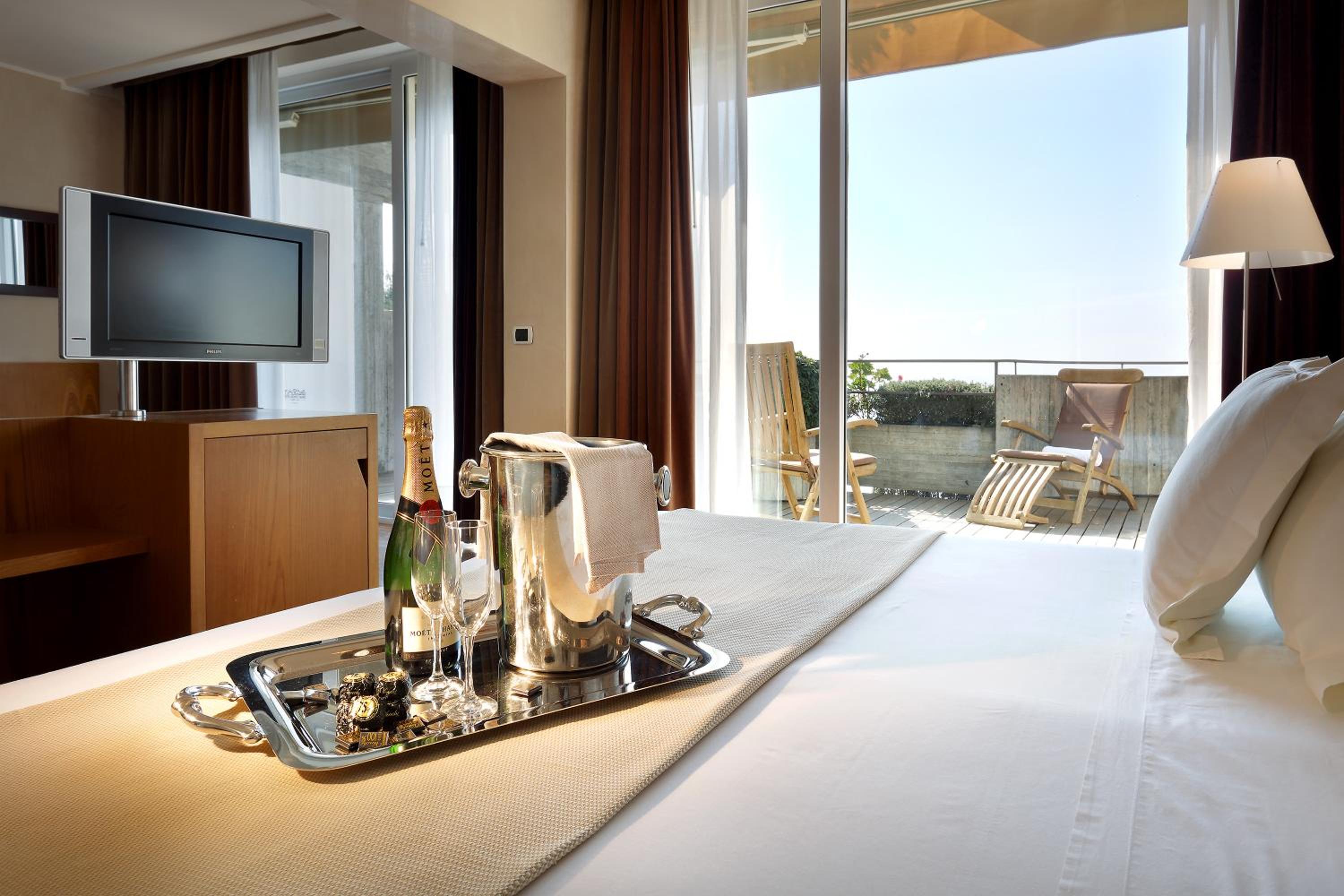 Junior Suite with Terrace and Premium Sea View - Photo 3
