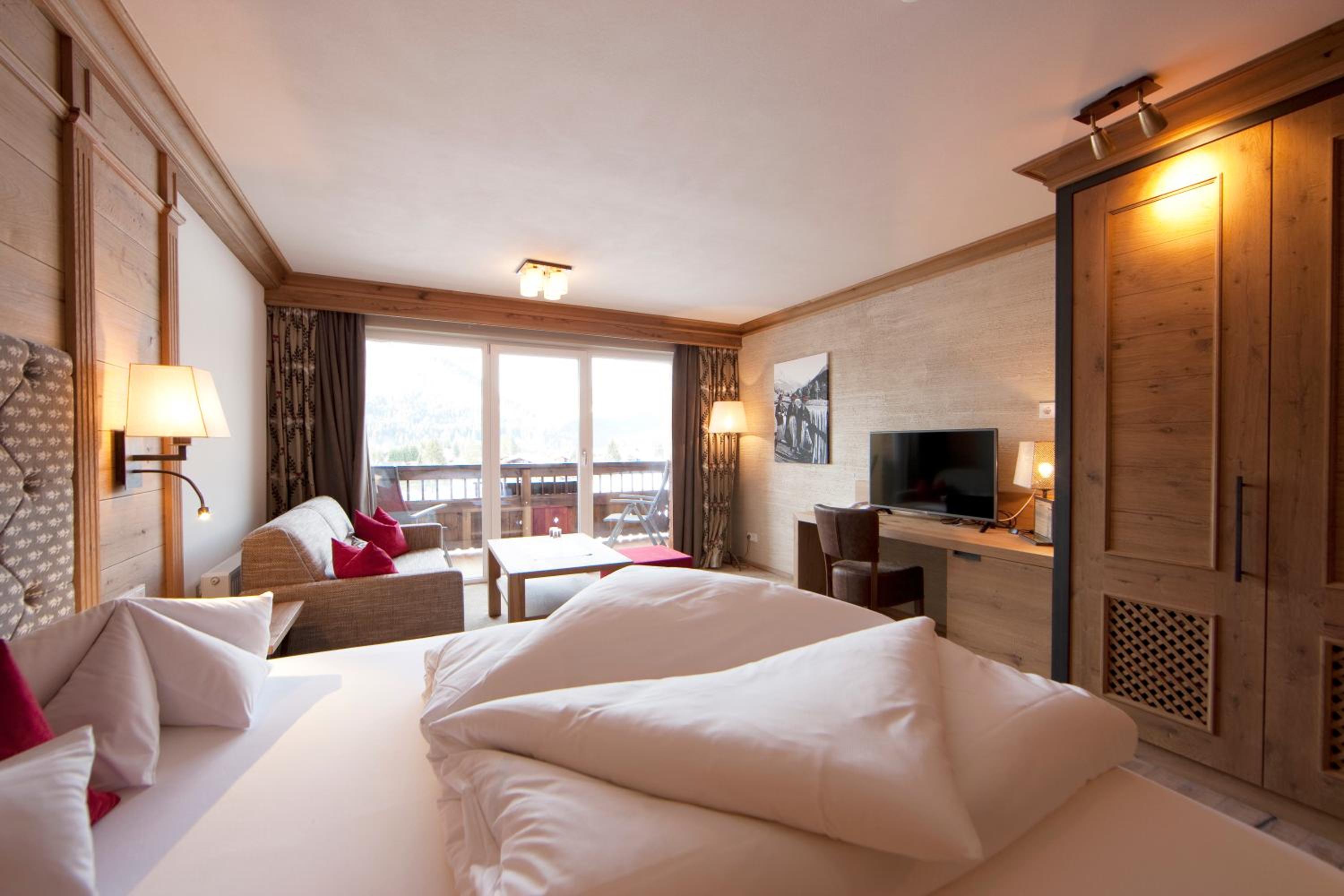 Deluxe Double Room with Balcony photo 3
