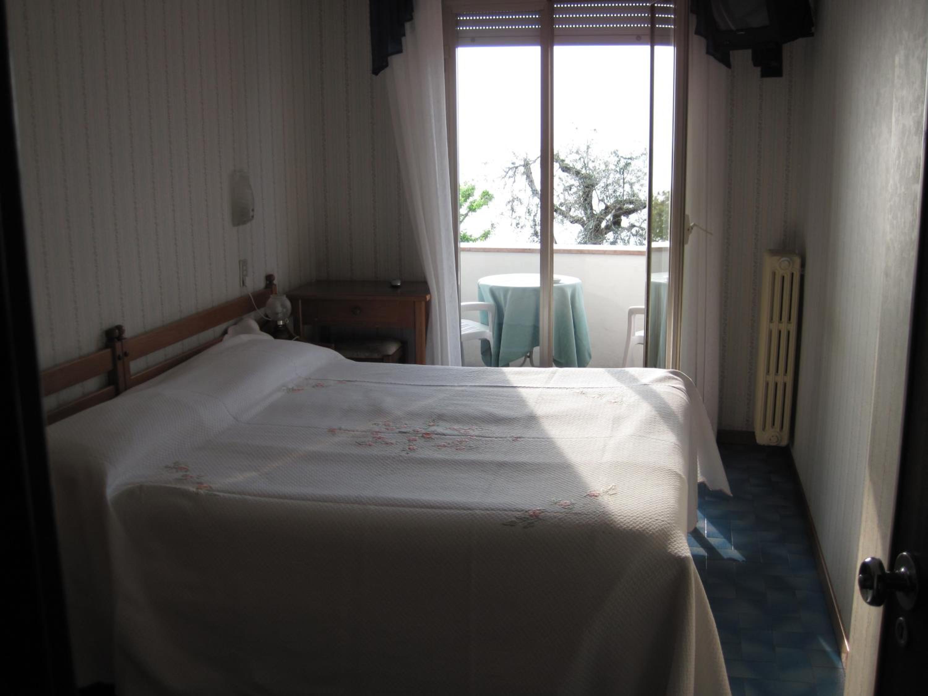 Double or Twin Room with Lake View photo 3