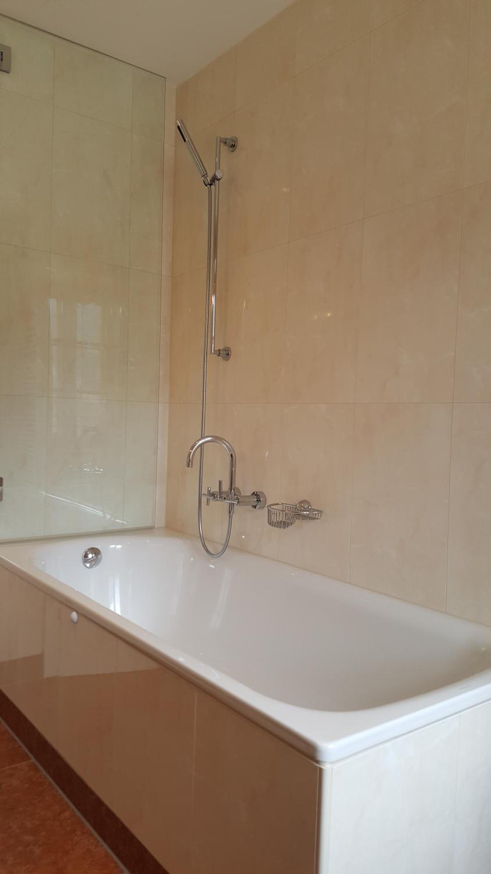 Deluxe Double Room with Bath - Photo 11
