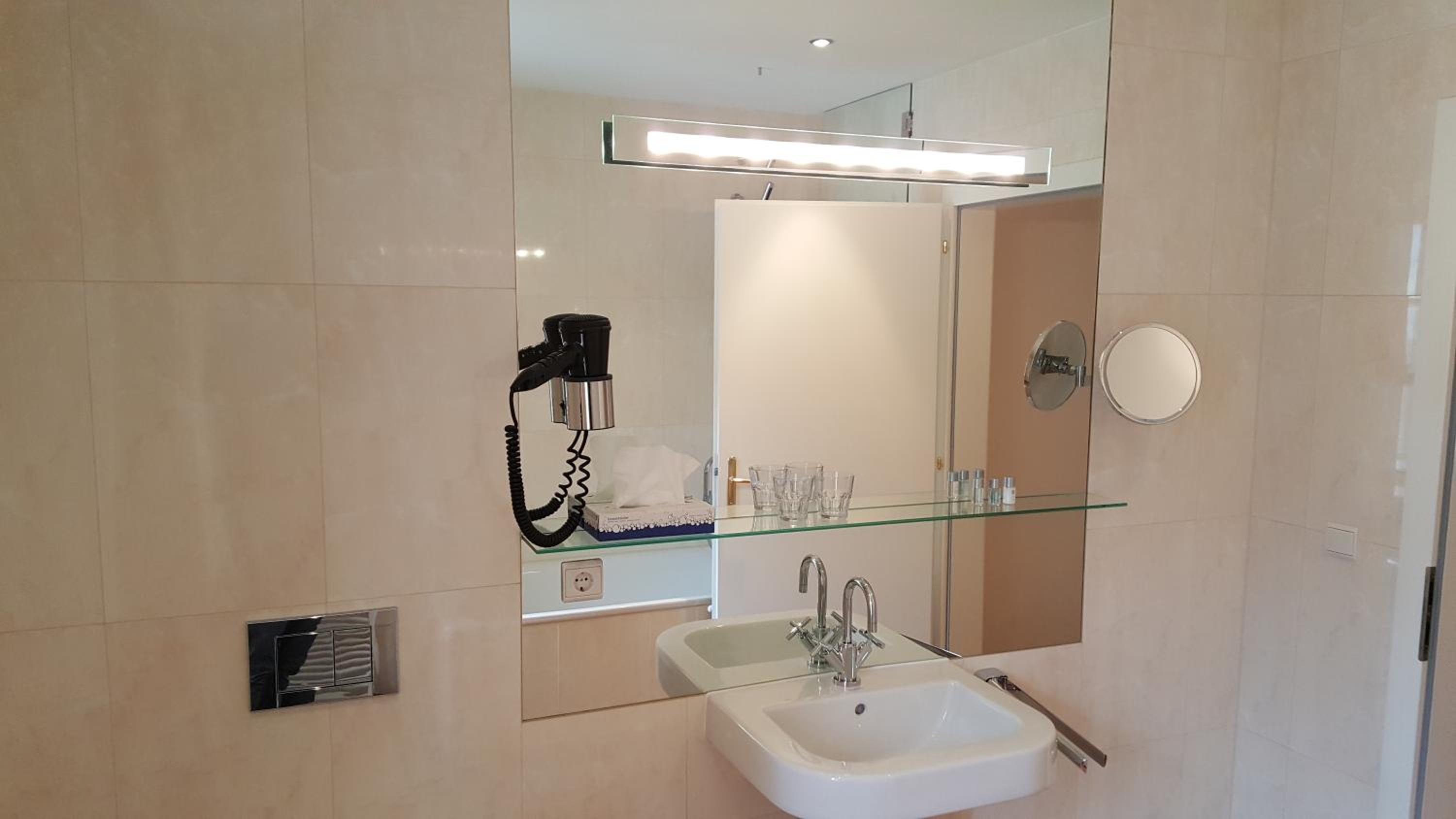 Deluxe Double Room with Bath - Photo 8