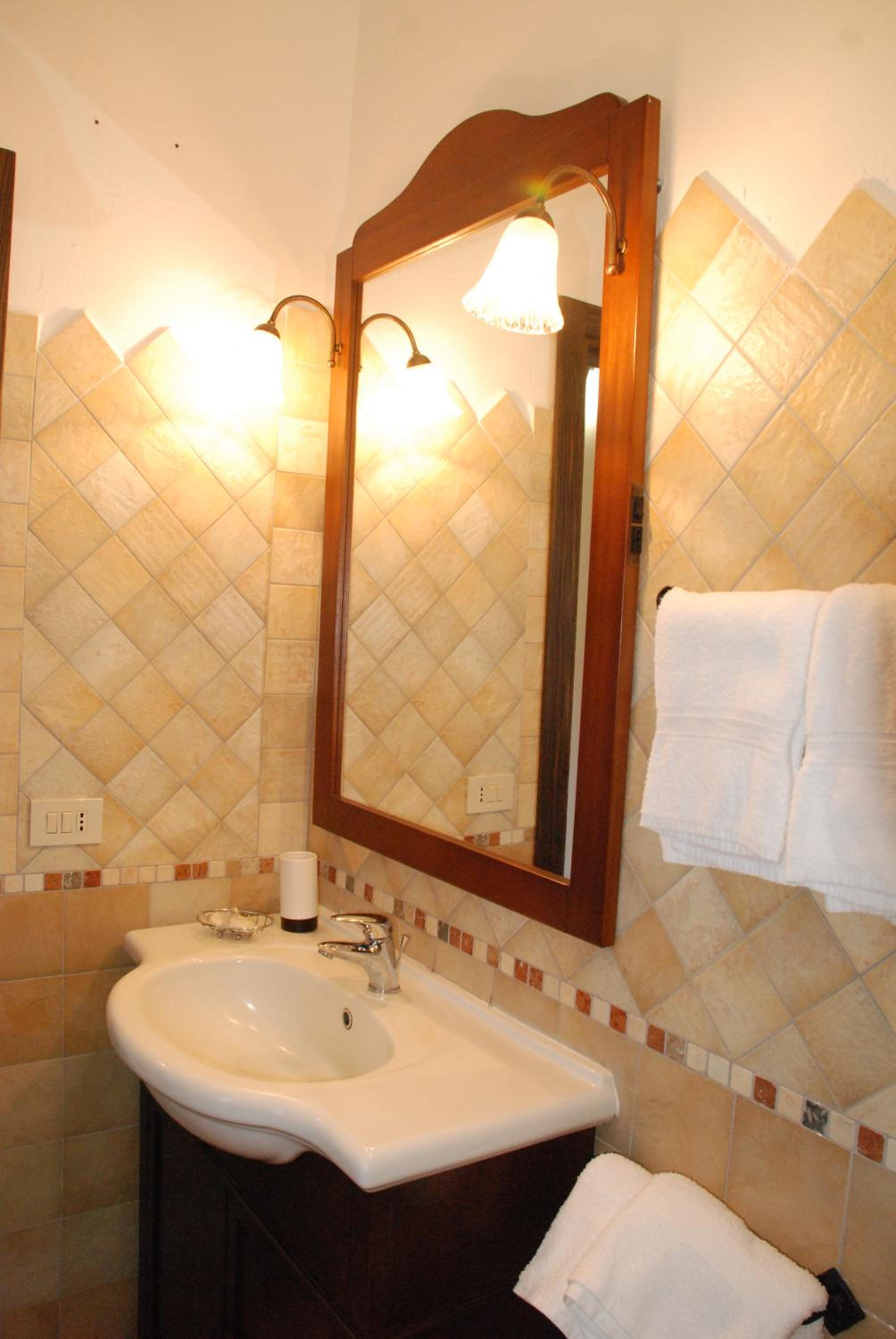 Standard Double Room - Photo 11