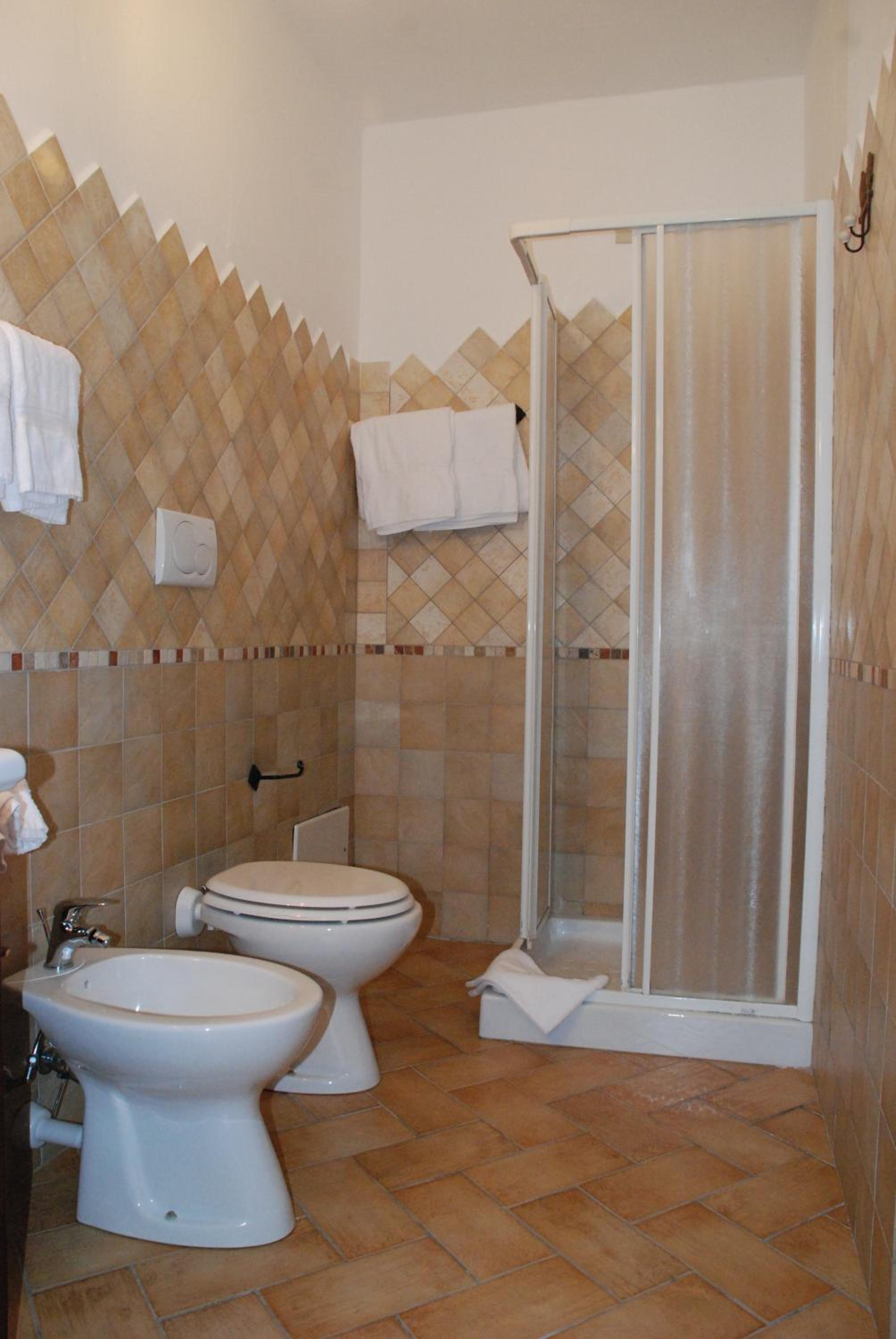 Standard Double Room - Photo 12