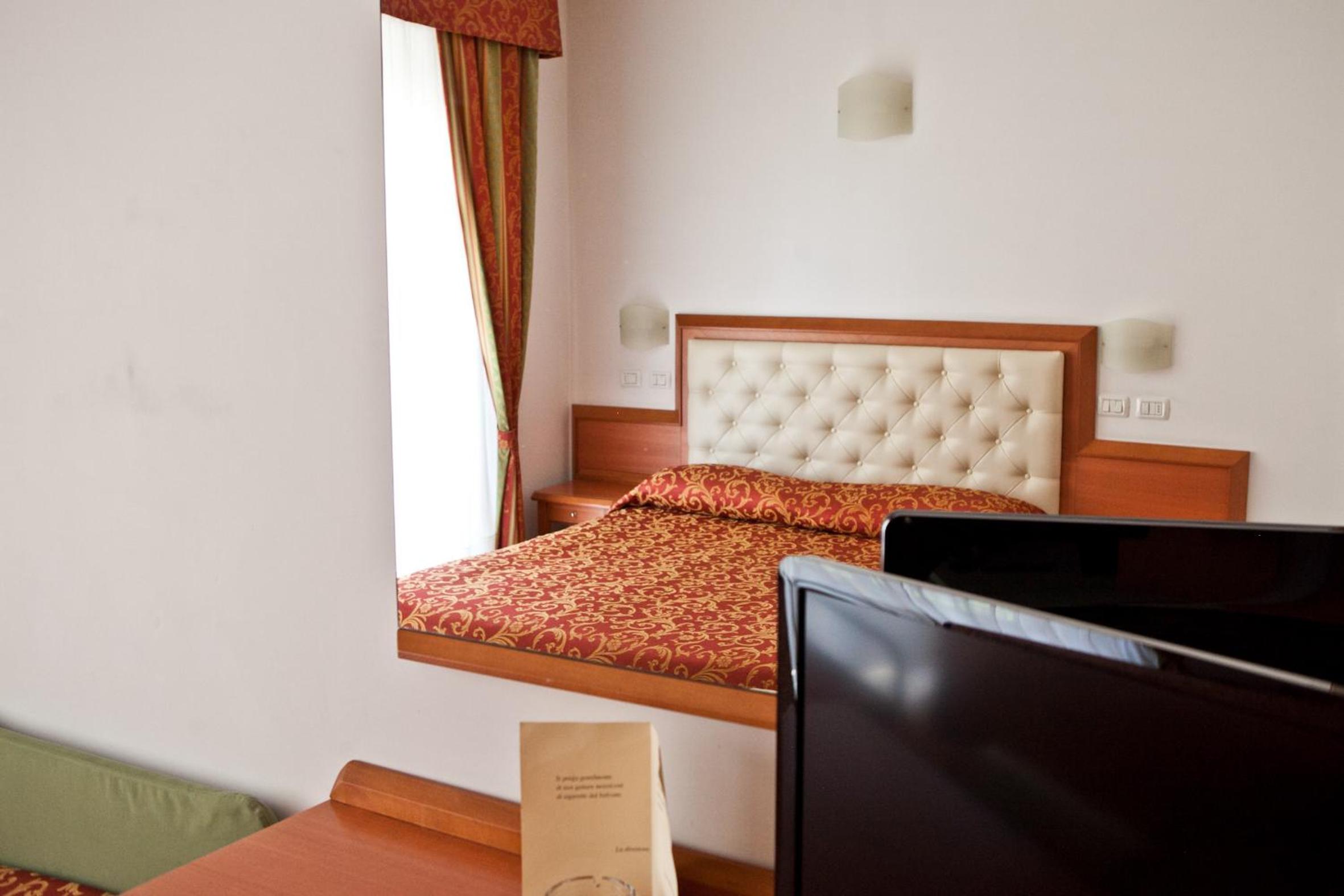 Double Room - Photo 6