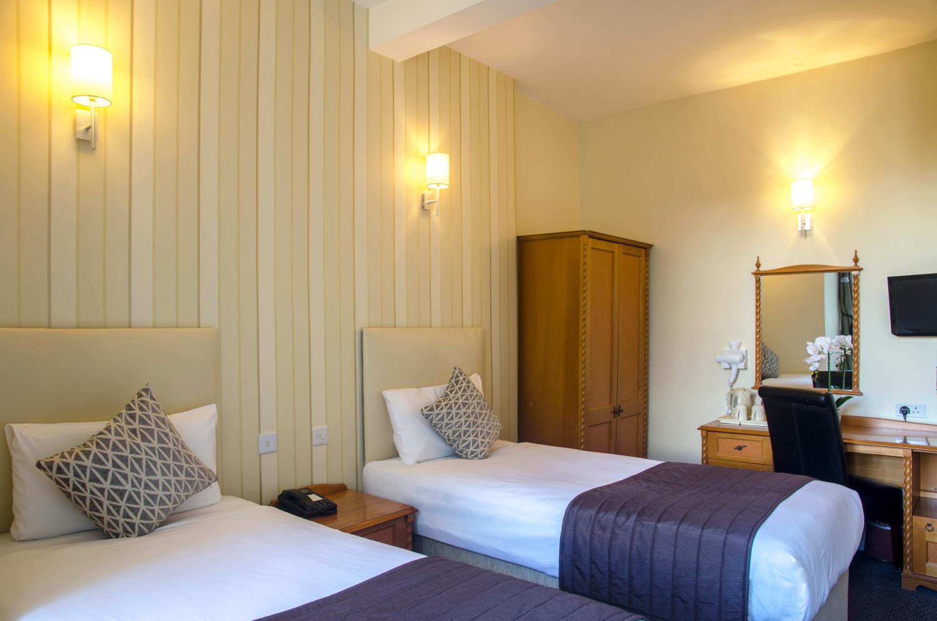 Twin Room - Photo 2