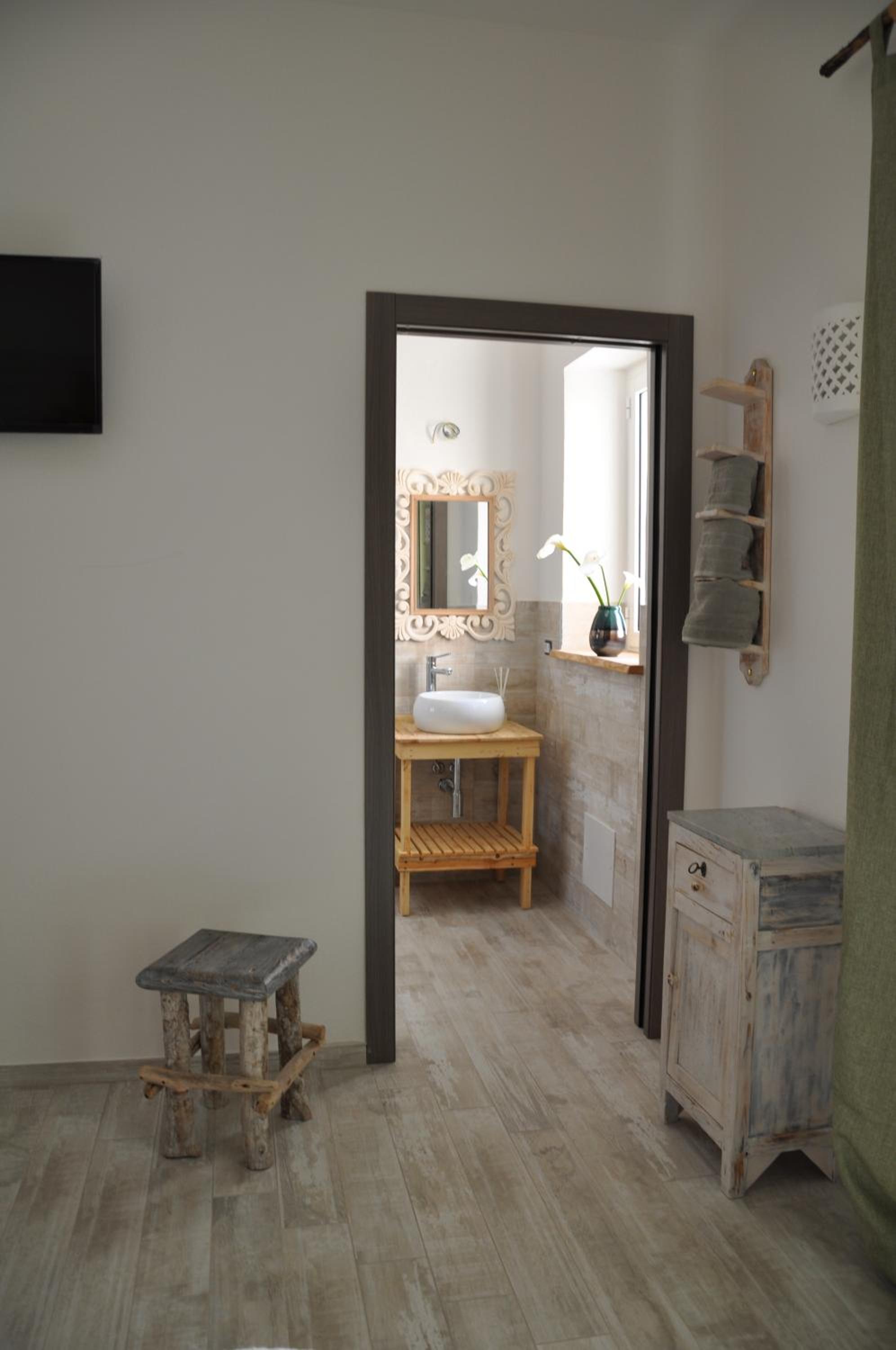 Double Room with Patio - Photo 6