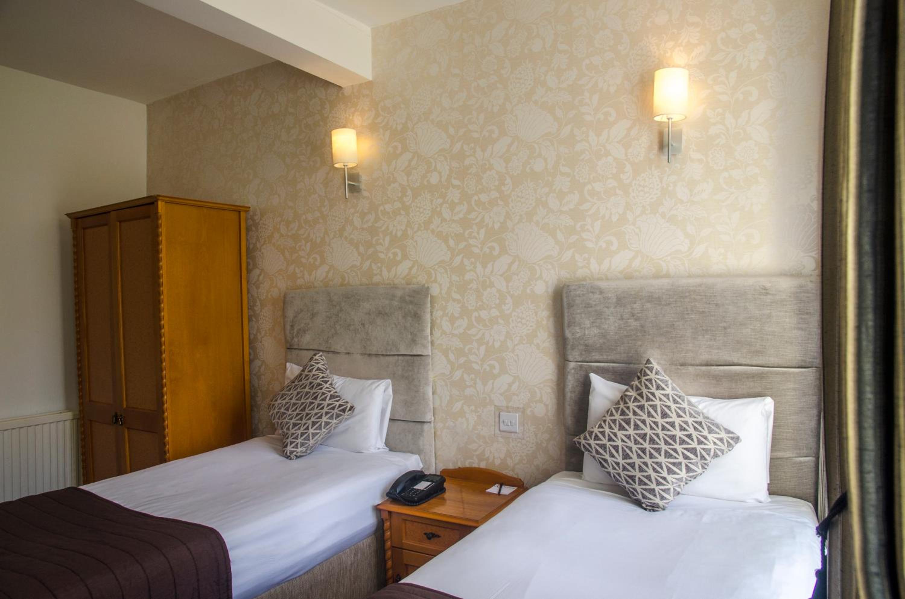 Twin Room - Photo 3