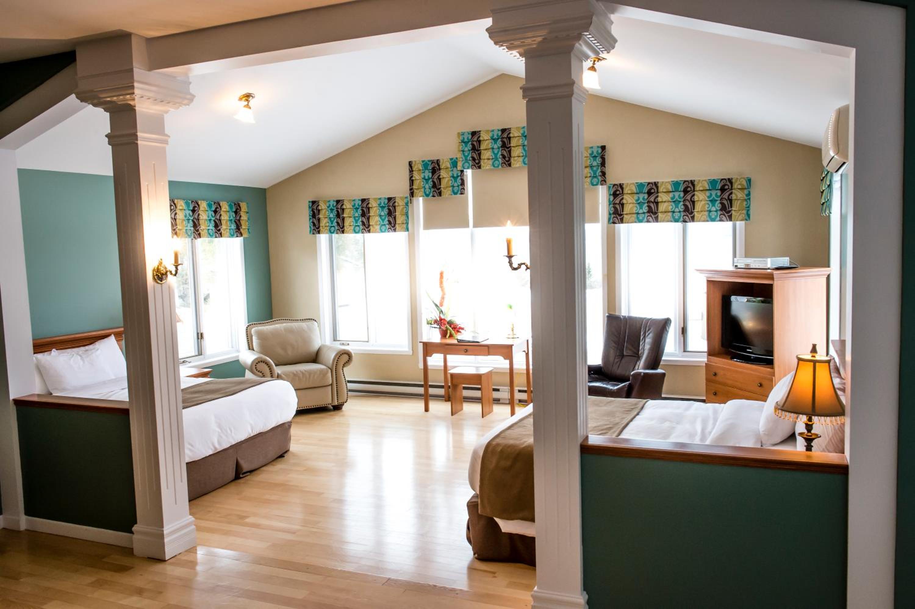 Cottage with Two Queen Beds, Sofa Bed and Kitchen - Non-Smoking photo 2