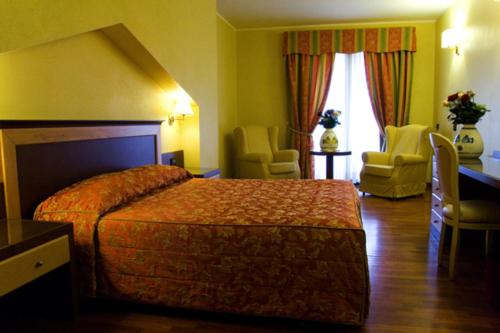 Double or Twin Room with Balcony - Photo 4