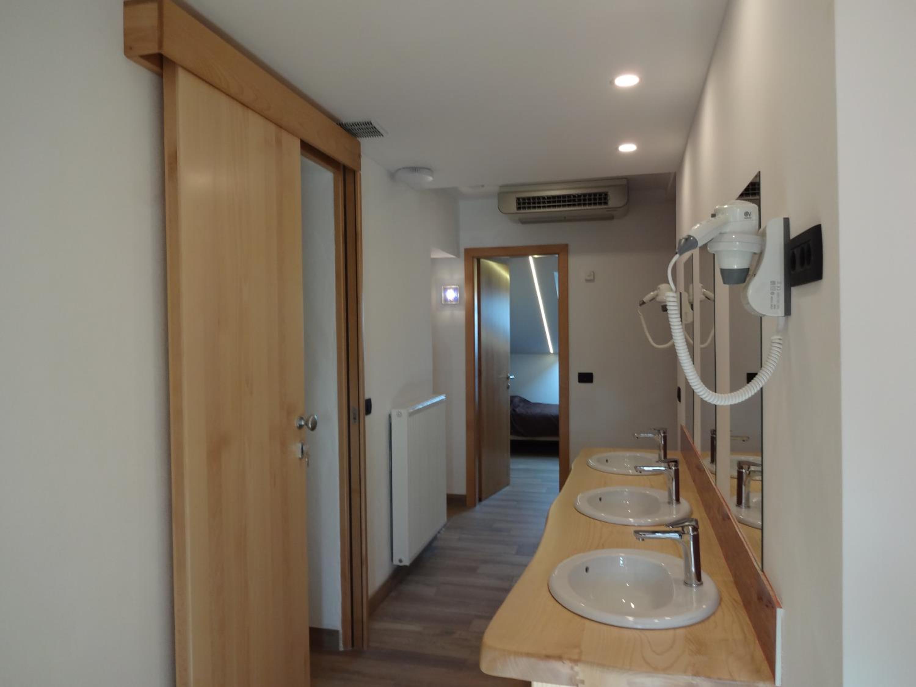 Twin Room With Shared Bathroom photo 2