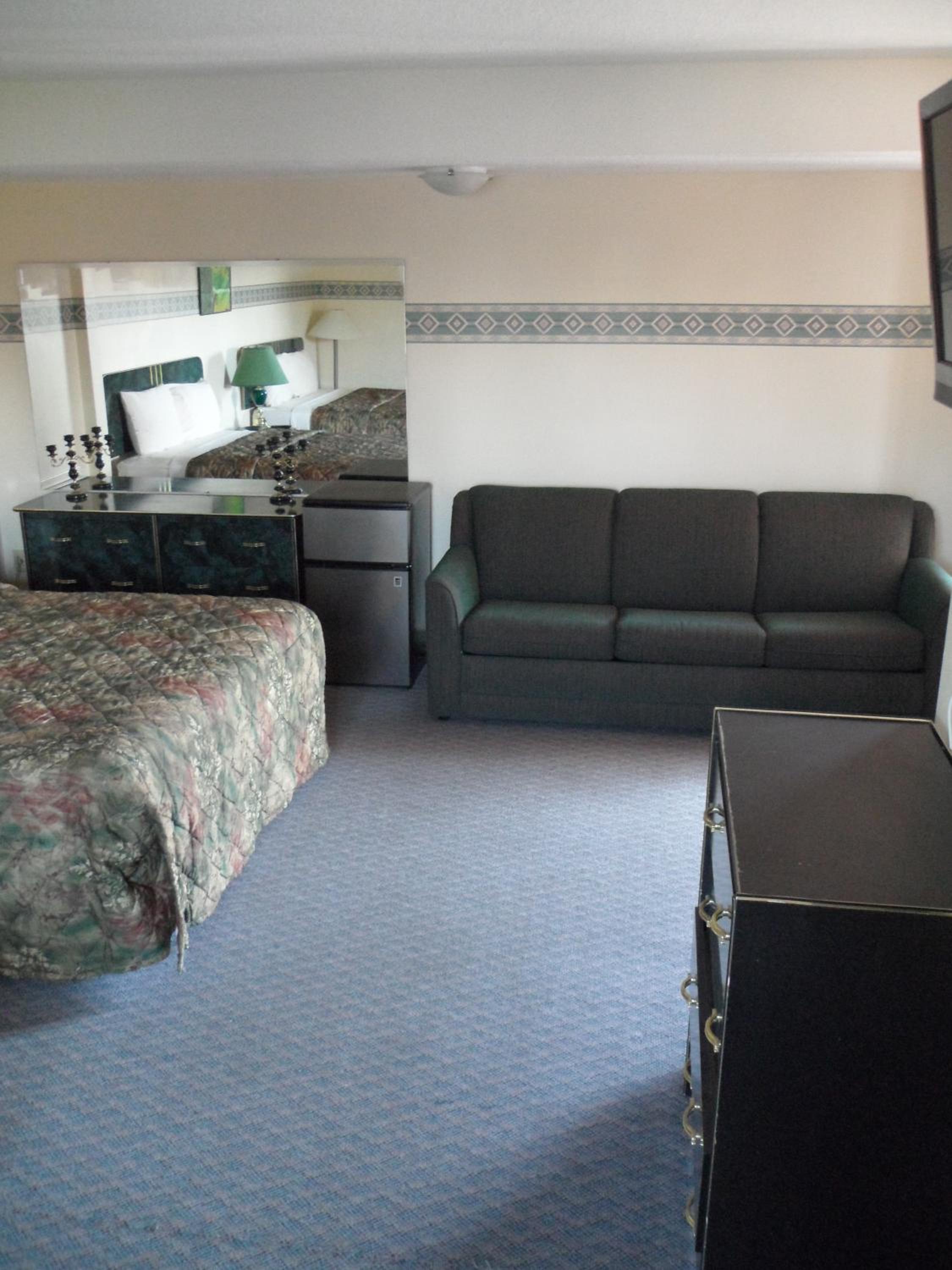Standard Queen Room with Two Queen Beds - Photo 16