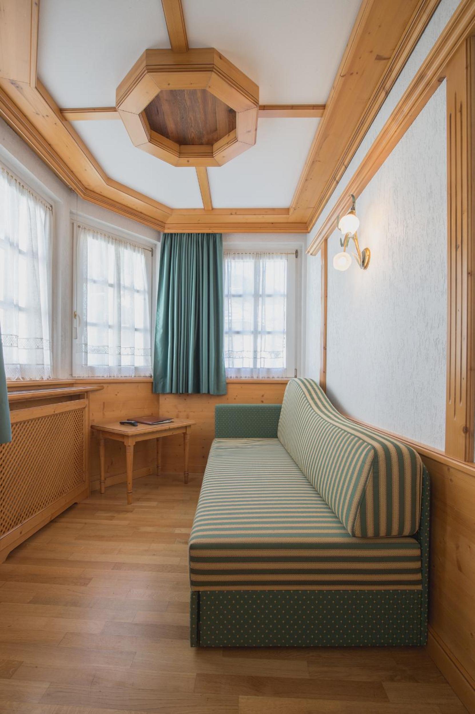 Deluxe Junior Suite photo 2