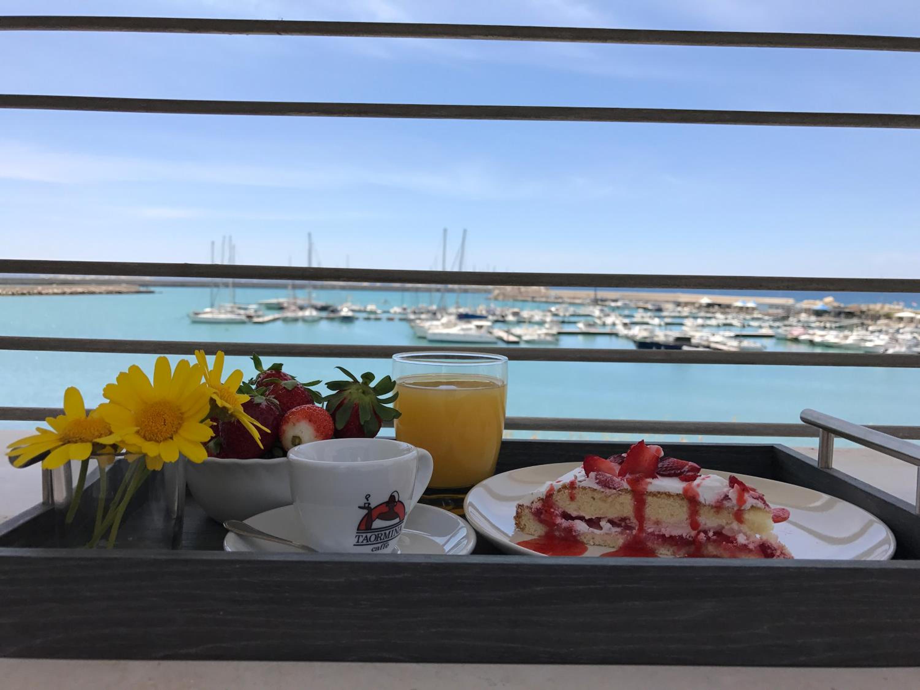 Double Room with Balcony and Sea View - Photo 11