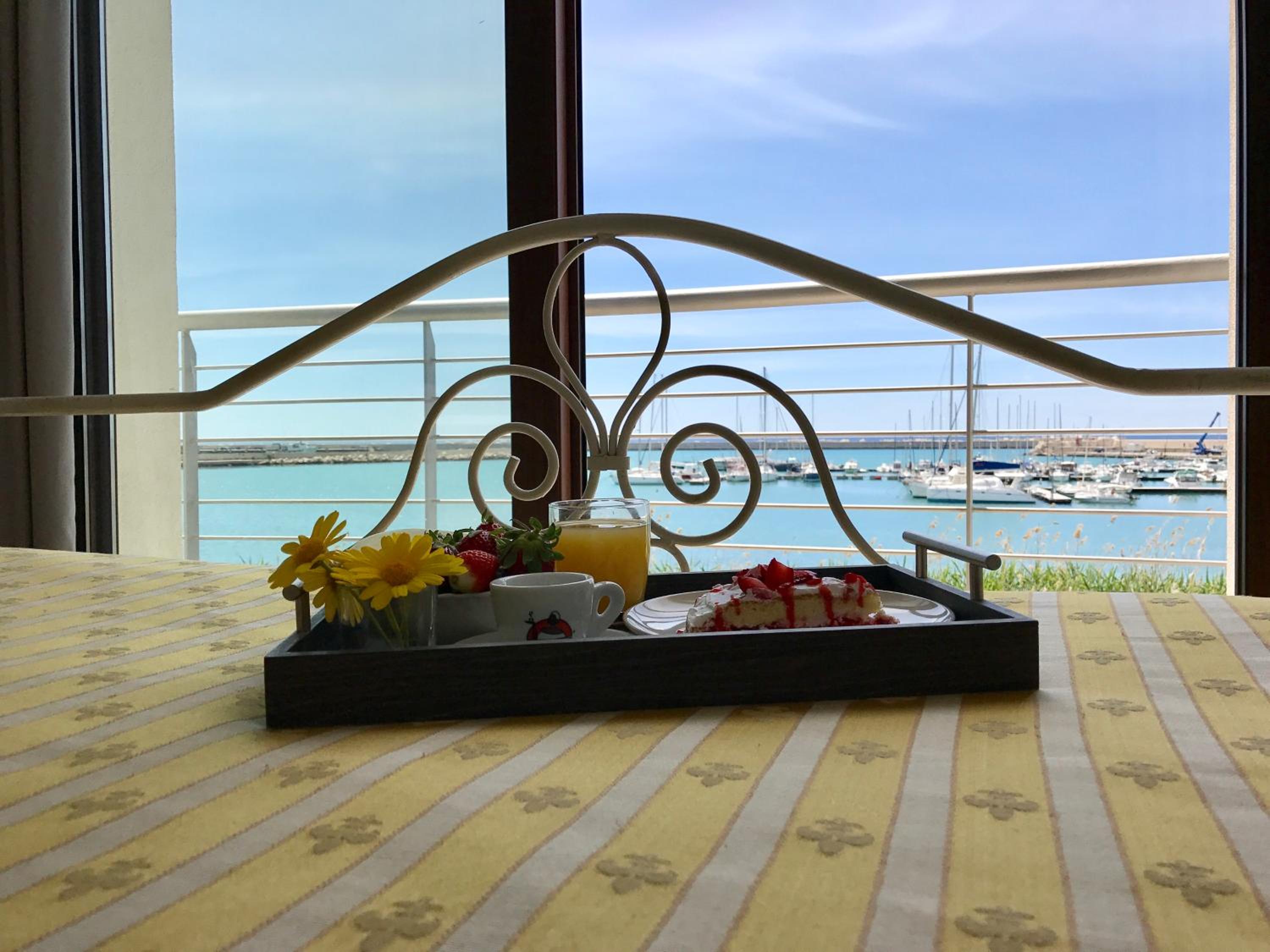 Double Room with Balcony and Sea View - Photo 16
