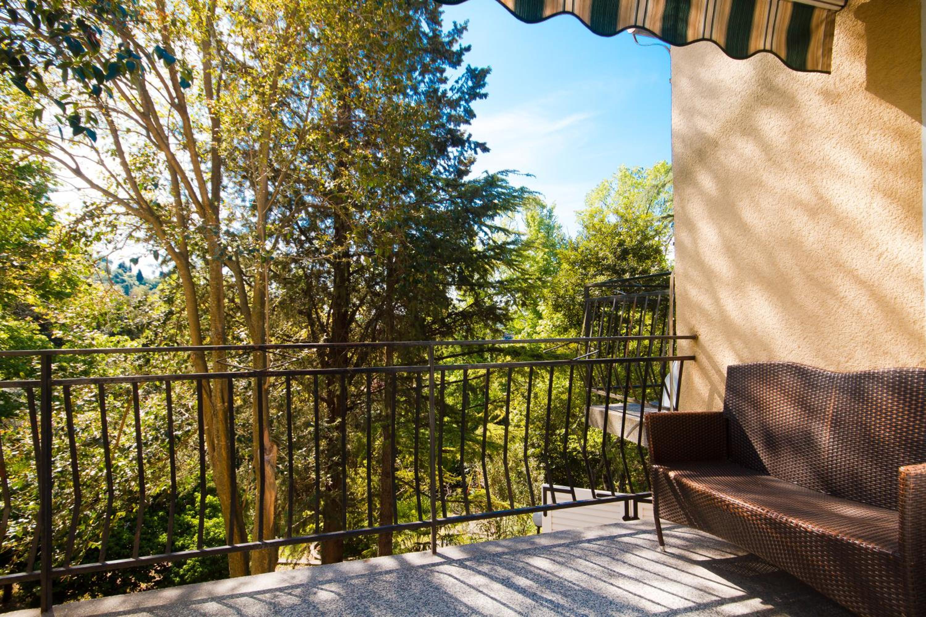 Two-Bedroom Apartment with Balcony and Garden View - Photo 6