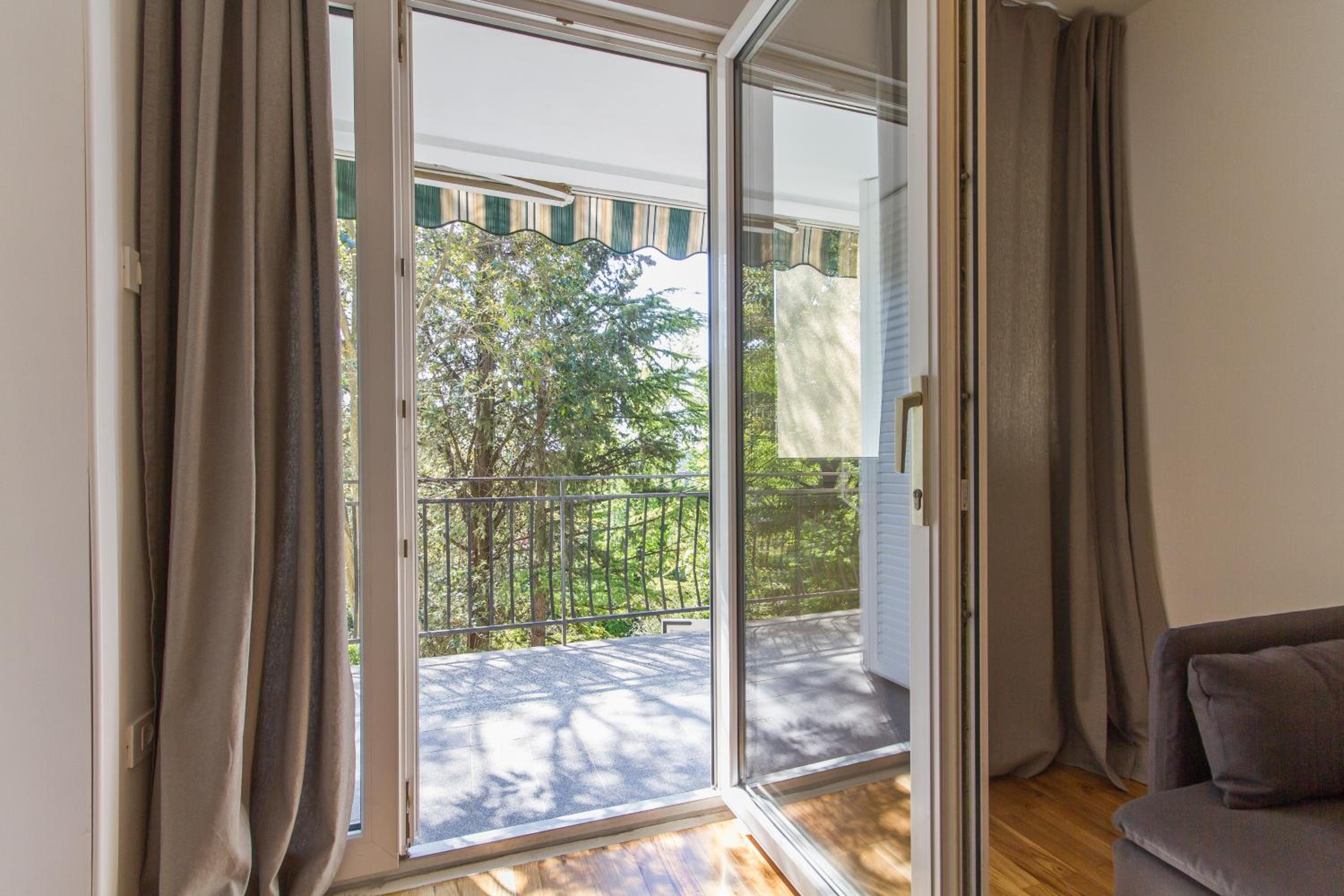 Two-Bedroom Apartment with Balcony and Garden View - Photo 7