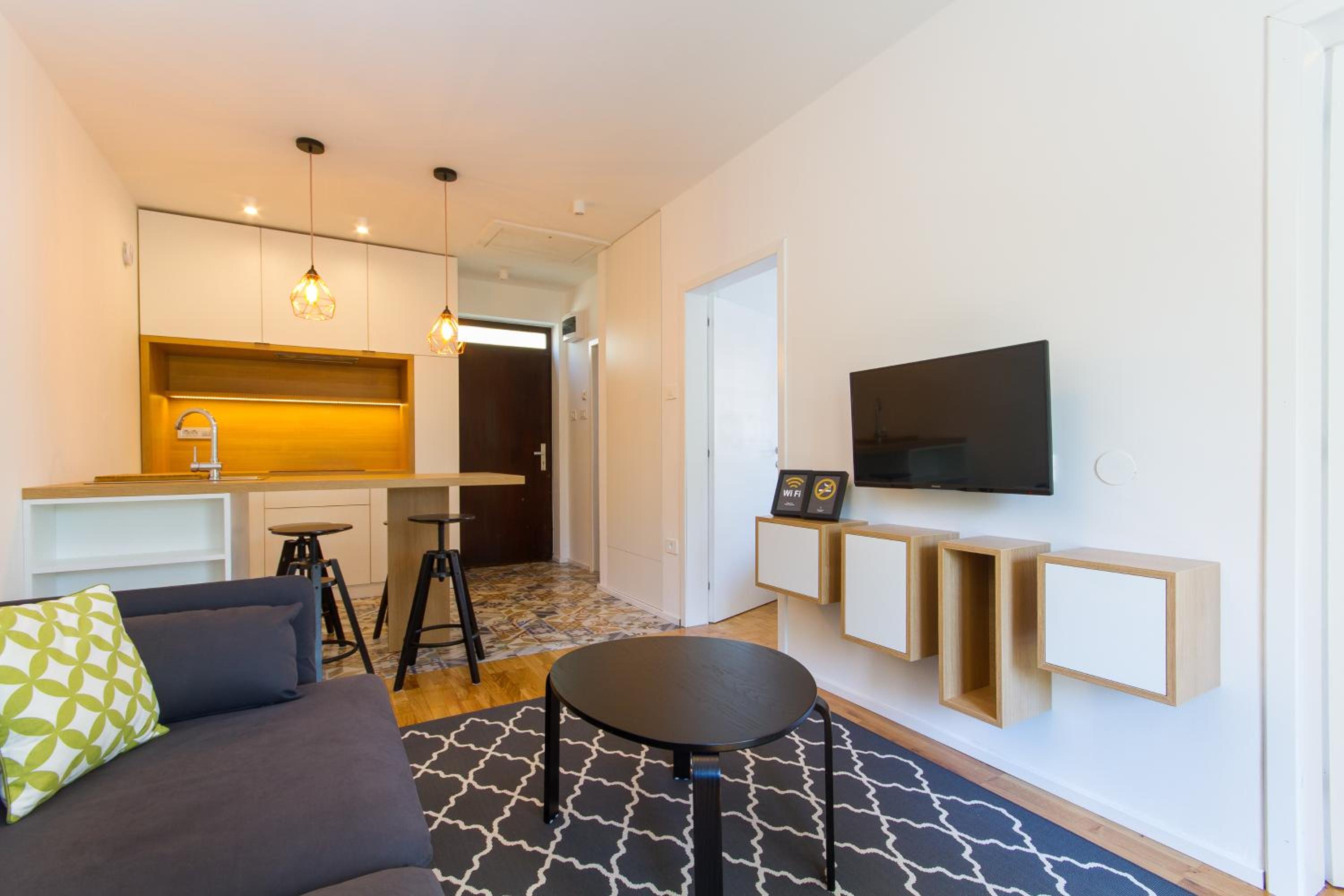 Two-Bedroom Apartment with Balcony and Garden View - Photo 8