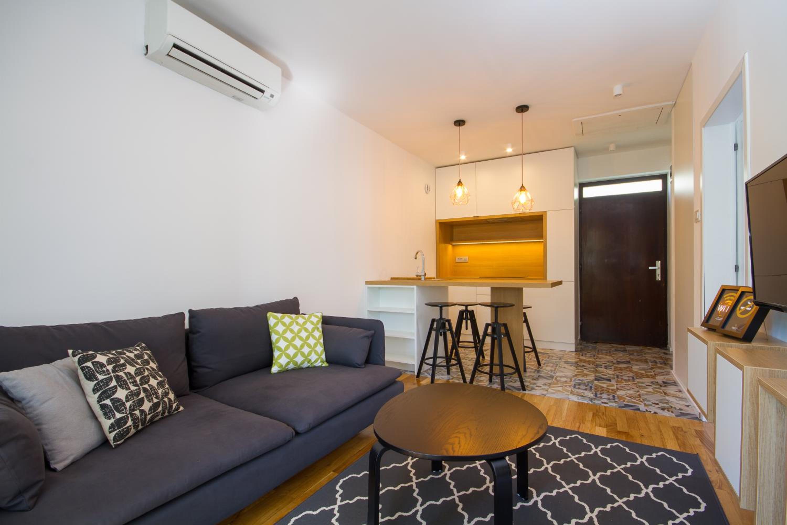 Two-Bedroom Apartment with Balcony and Garden View - Photo 9